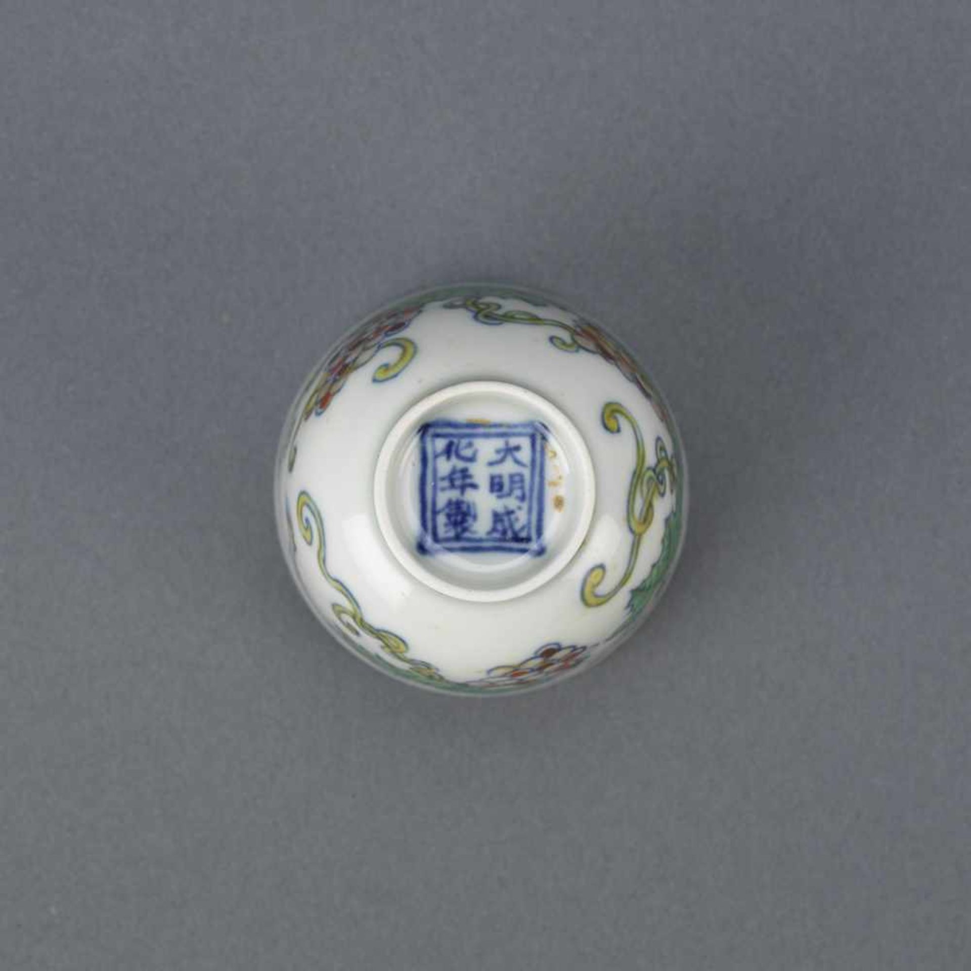 A Doucai "Grapes" Cup- China, Ming DynastyDoucai-Becher – China, Ming-Dynastie Chenghua (1465-1487), - Bild 2 aus 2