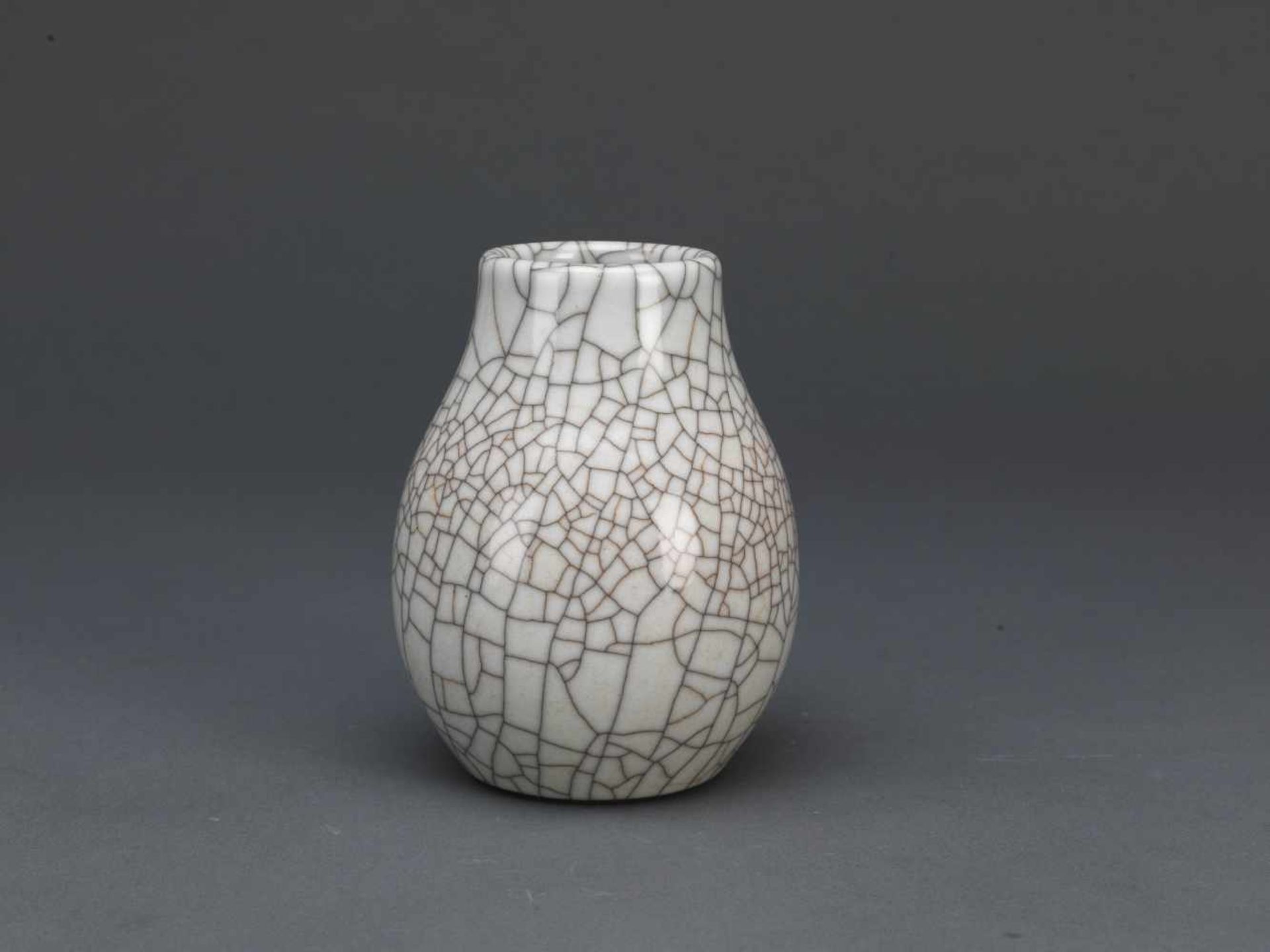 A GE-TYPE LOTUS SEED SHAPE JAR,QING DYNASTY.Kleine Vase im Guan-Stil - China, späte Qin-Dynastie,
