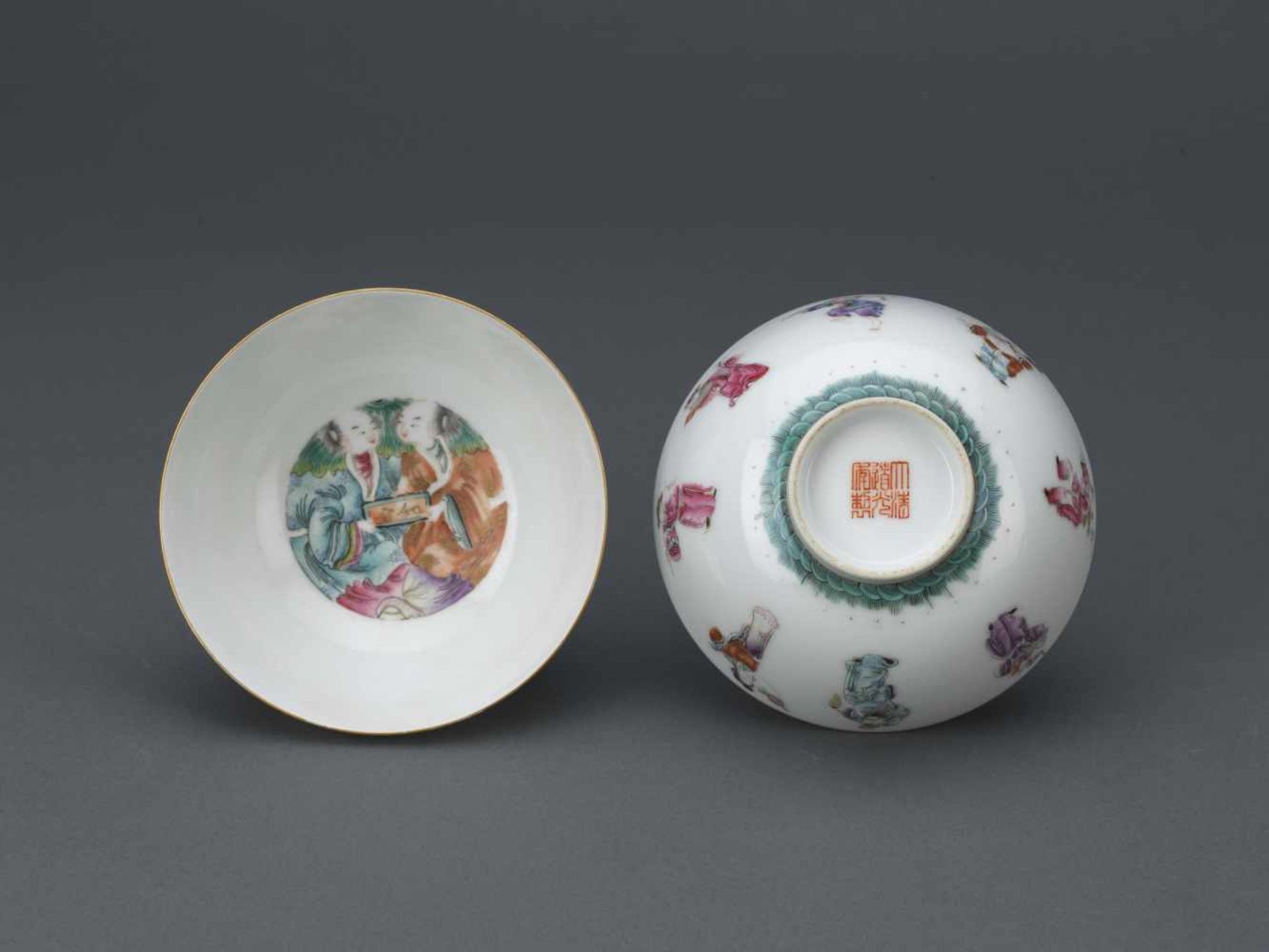 A PAIR OF FAMILLE-ROSE 'TWO GODS' BOWLS,LATE QING DYNASTY.Paar „Famille rose“ Schalen - China,