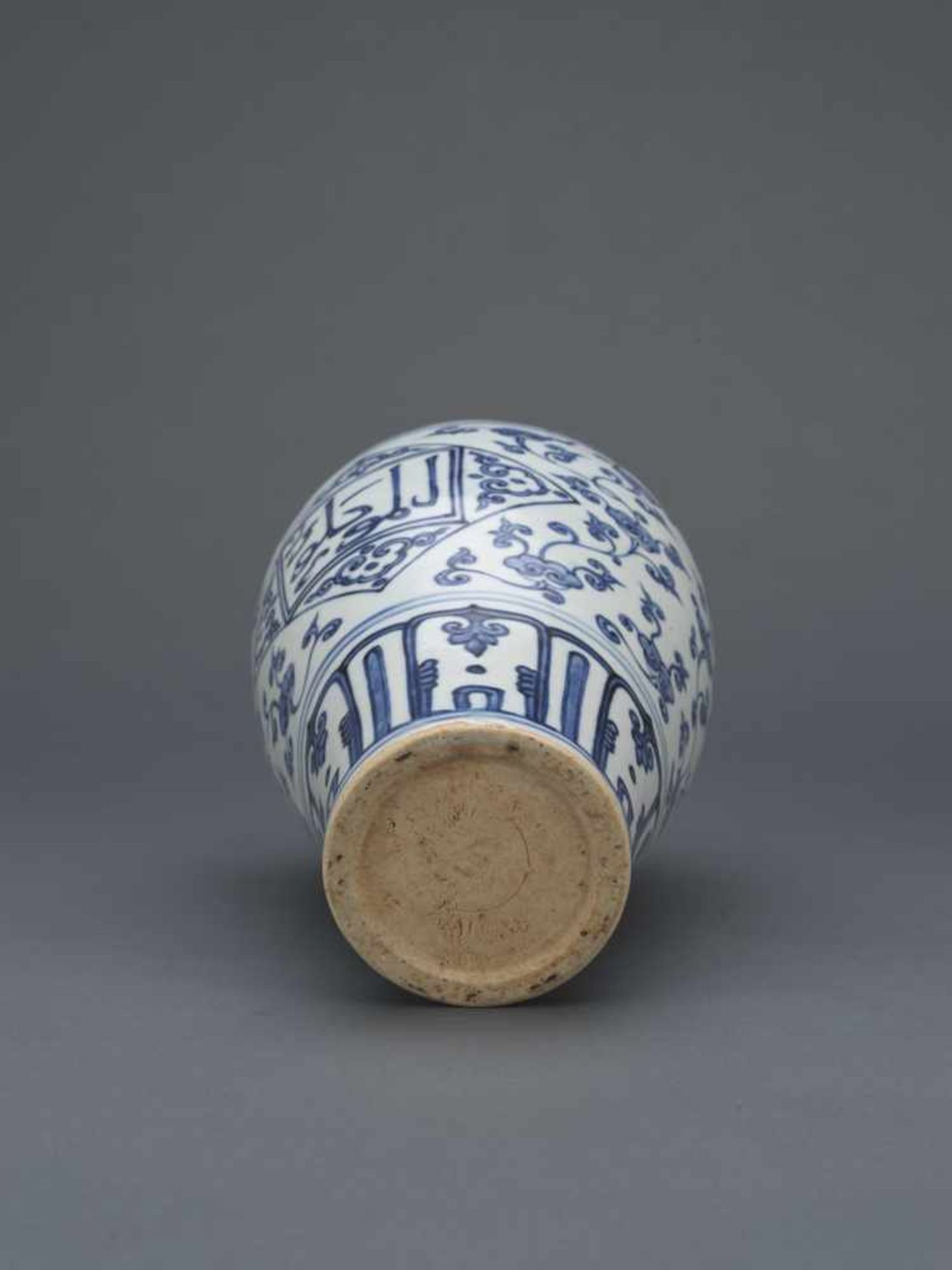 A BLUE AND WHITE 'FLOWER AND ARABIC'MEIPING,ZHENGDE PERIOD.Bedeutende Blauweiß-Meiping-Vase mit - Bild 3 aus 3