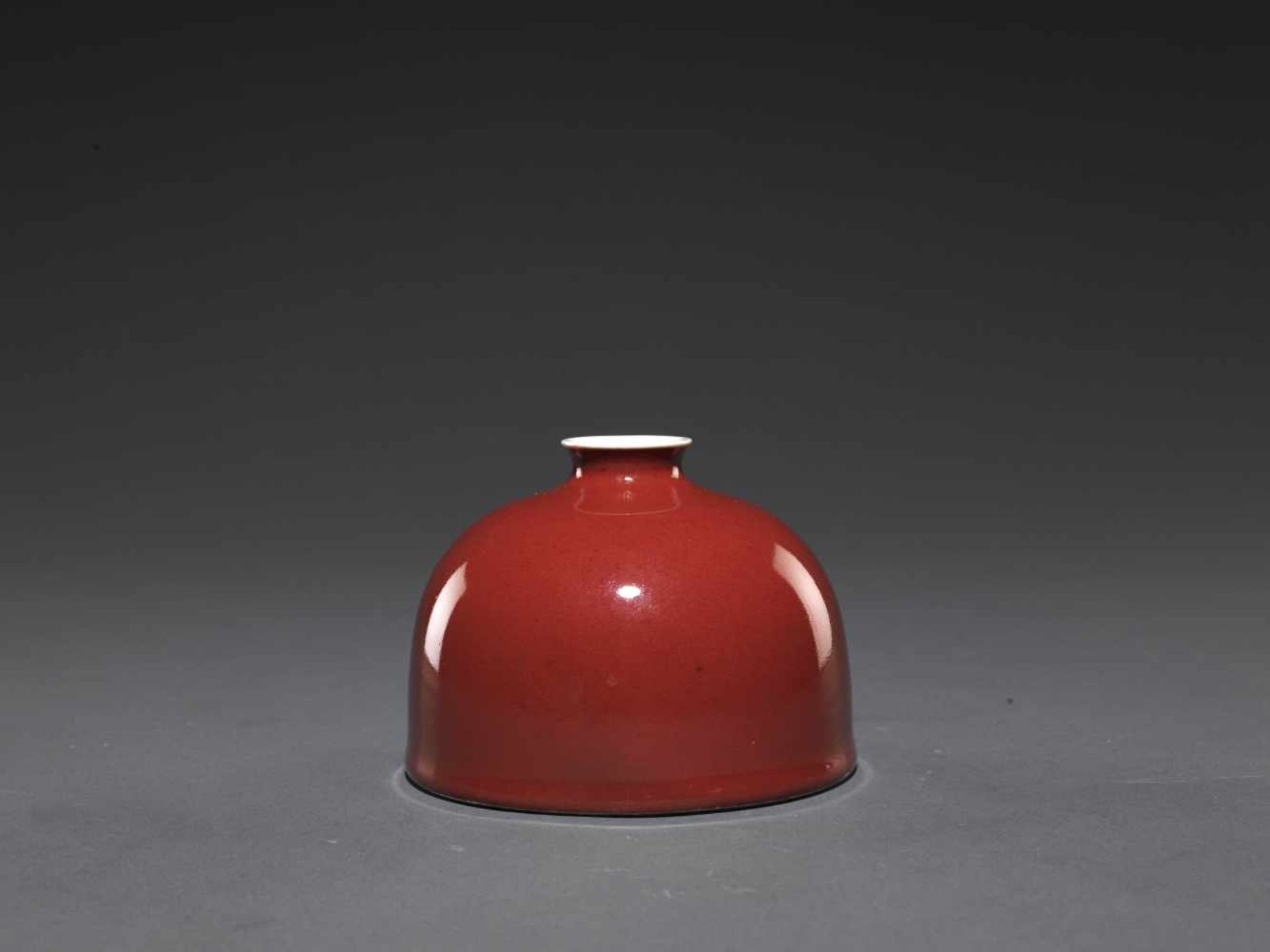 A RED-GLAZD 'BEEHIVE' WATERPOT,QING DYNASTY.Tuschwassergefäß – China, Qing-Dynastie, „Bienenkorb“-