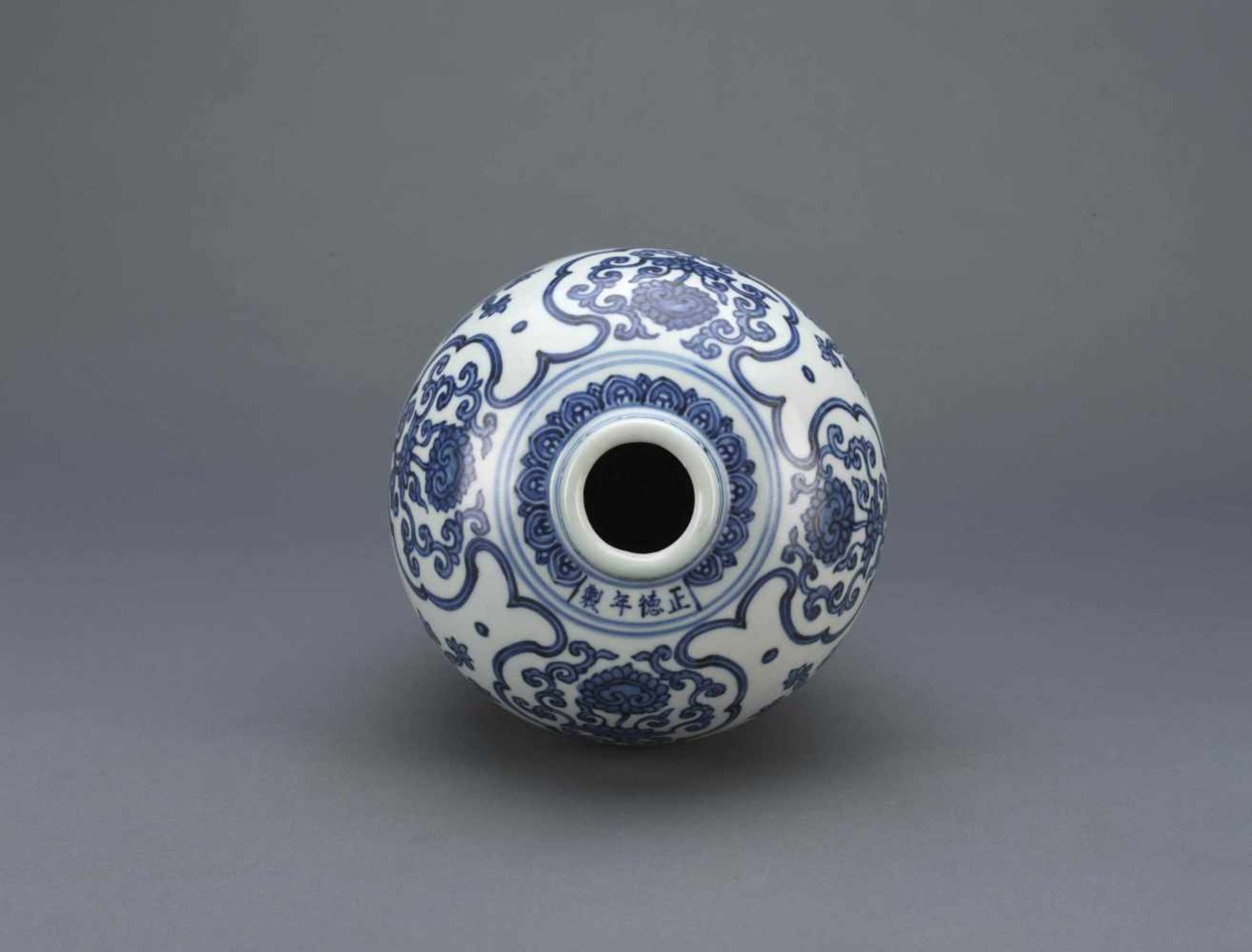 A BLUE AND WHITE 'FLOWER AND ARABIC'MEIPING,ZHENGDE PERIOD.Bedeutende Blauweiß-Meiping-Vase mit - Bild 2 aus 3