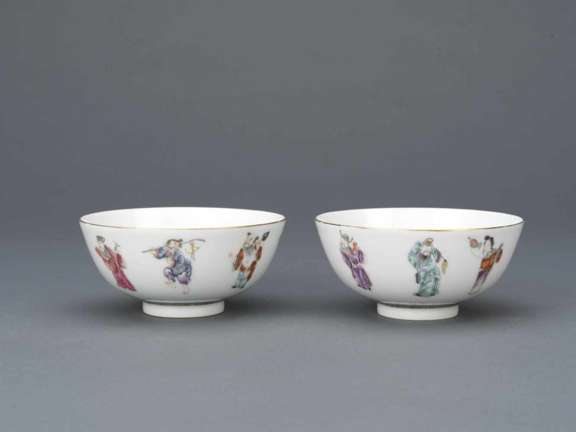 A PAIR OF FAMILLE-ROSE 'TWO GODS' BOWLS,LATE QING DYNASTY.Paar „Famille rose“ Schalen - China, - Bild 2 aus 2