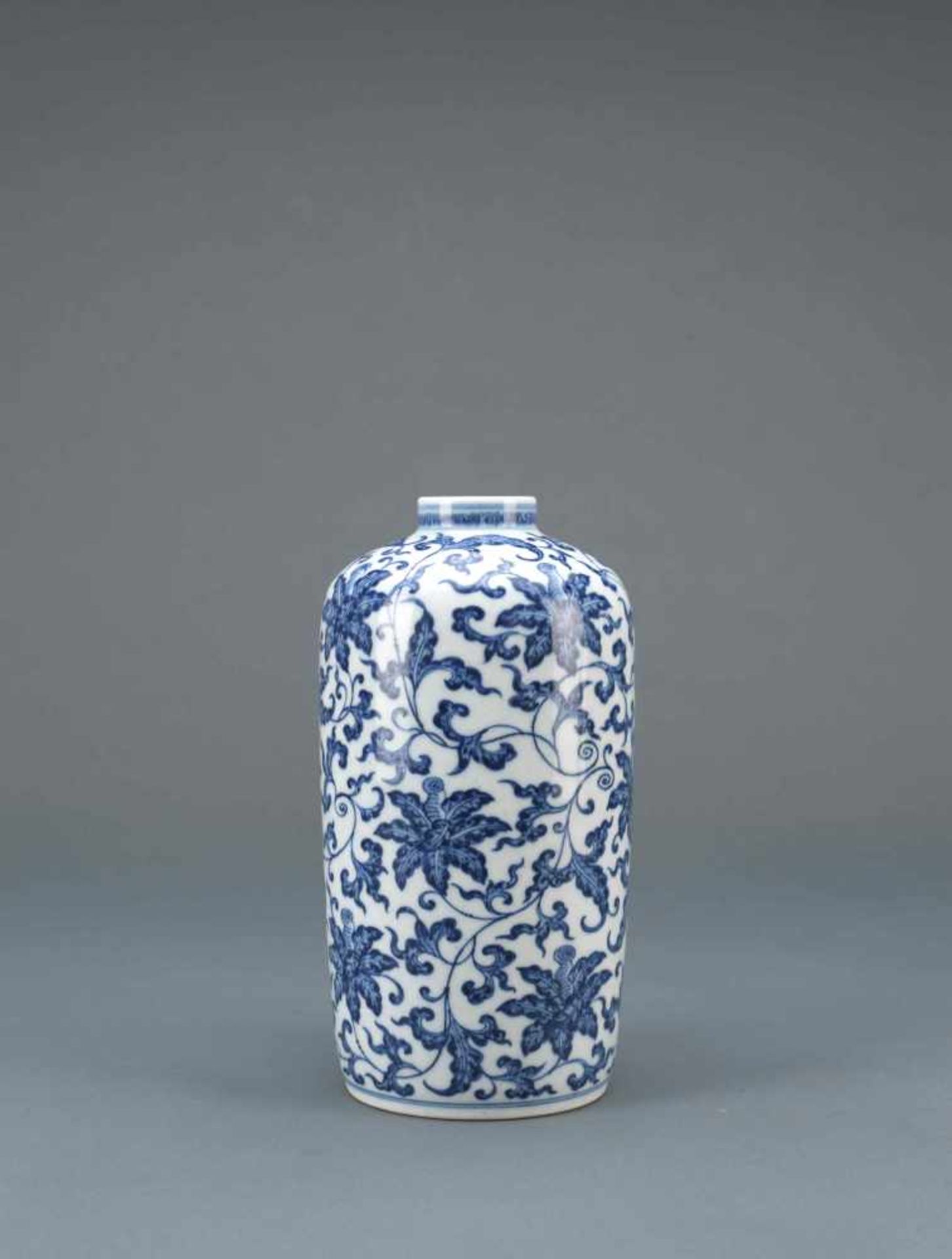 A BLUE AND WHITE VASE,MARK AND PERIOD OF YONGZHENG.Blauweiß-Vase – China, Qing-Dynastie, 1.Hälfte