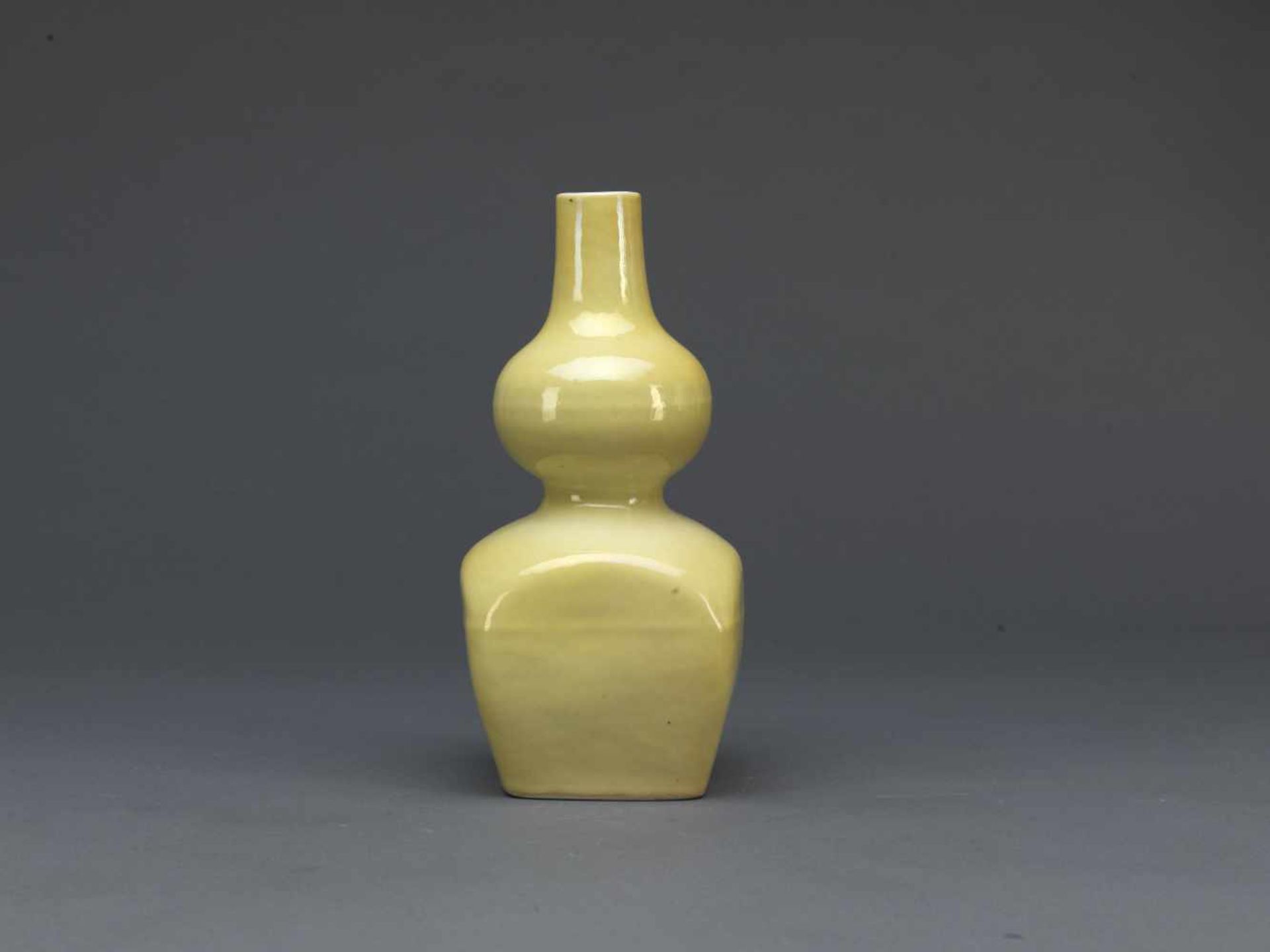 A YELLOW-GLAZD DOUBLE GOURD VASE,MARK AND PERIOD OF JIAJING. Flaschenkürbisvase – China, Ming-
