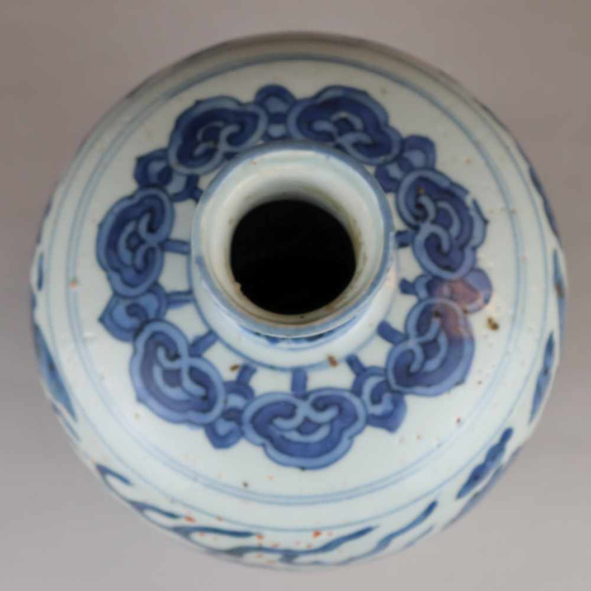 A BLUE AND WHITE 'DRAGON' MEIPING,MING DYNASTY.Blauweiß-„Drachen“-Meipingvase – China, späte Ming- - Bild 3 aus 9