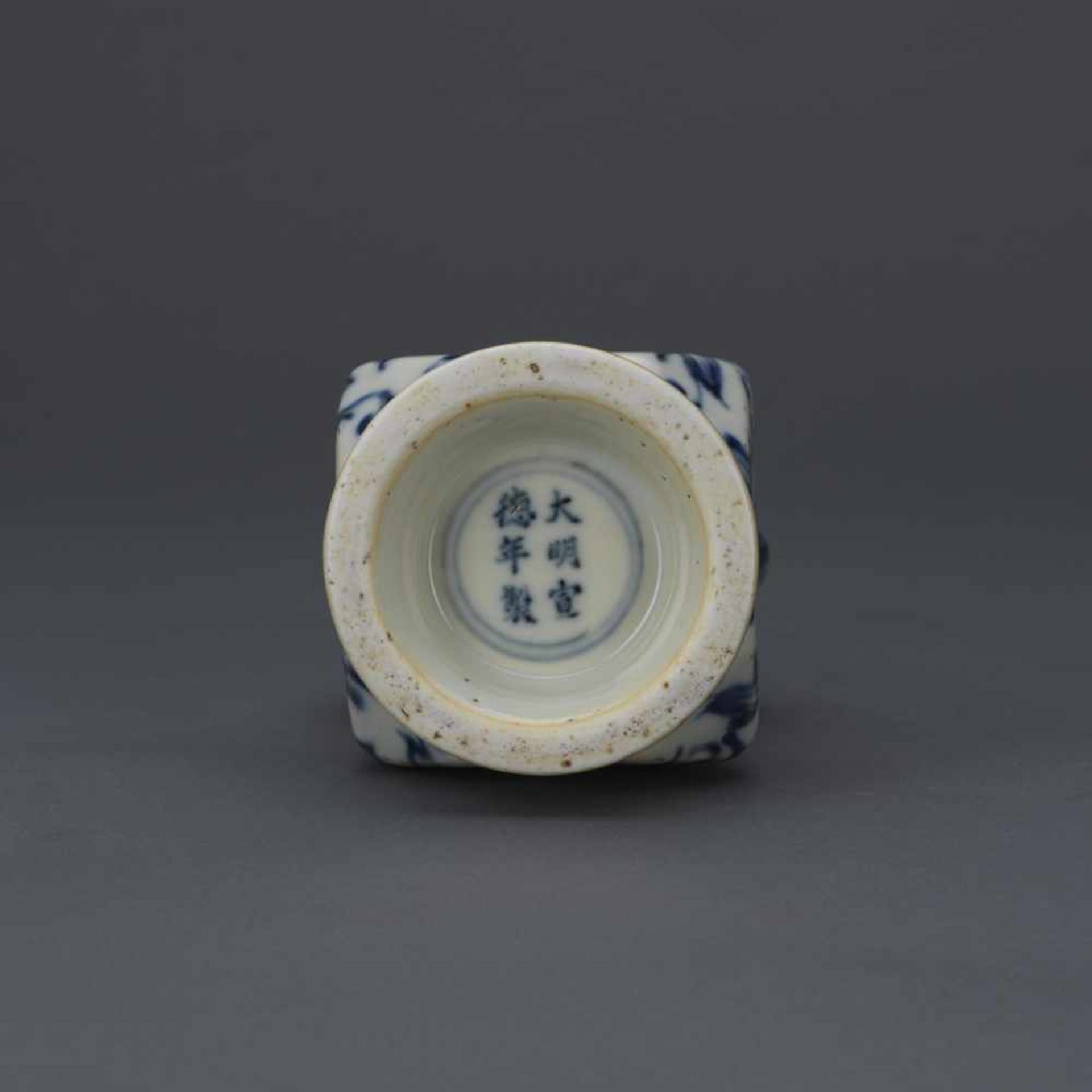 A BLUE AND WHITE VASE WITH DOUBLE EARS，MING DYNASTY.Blauweiß-Vase mit Prunkwindendekor – China, - Bild 2 aus 2