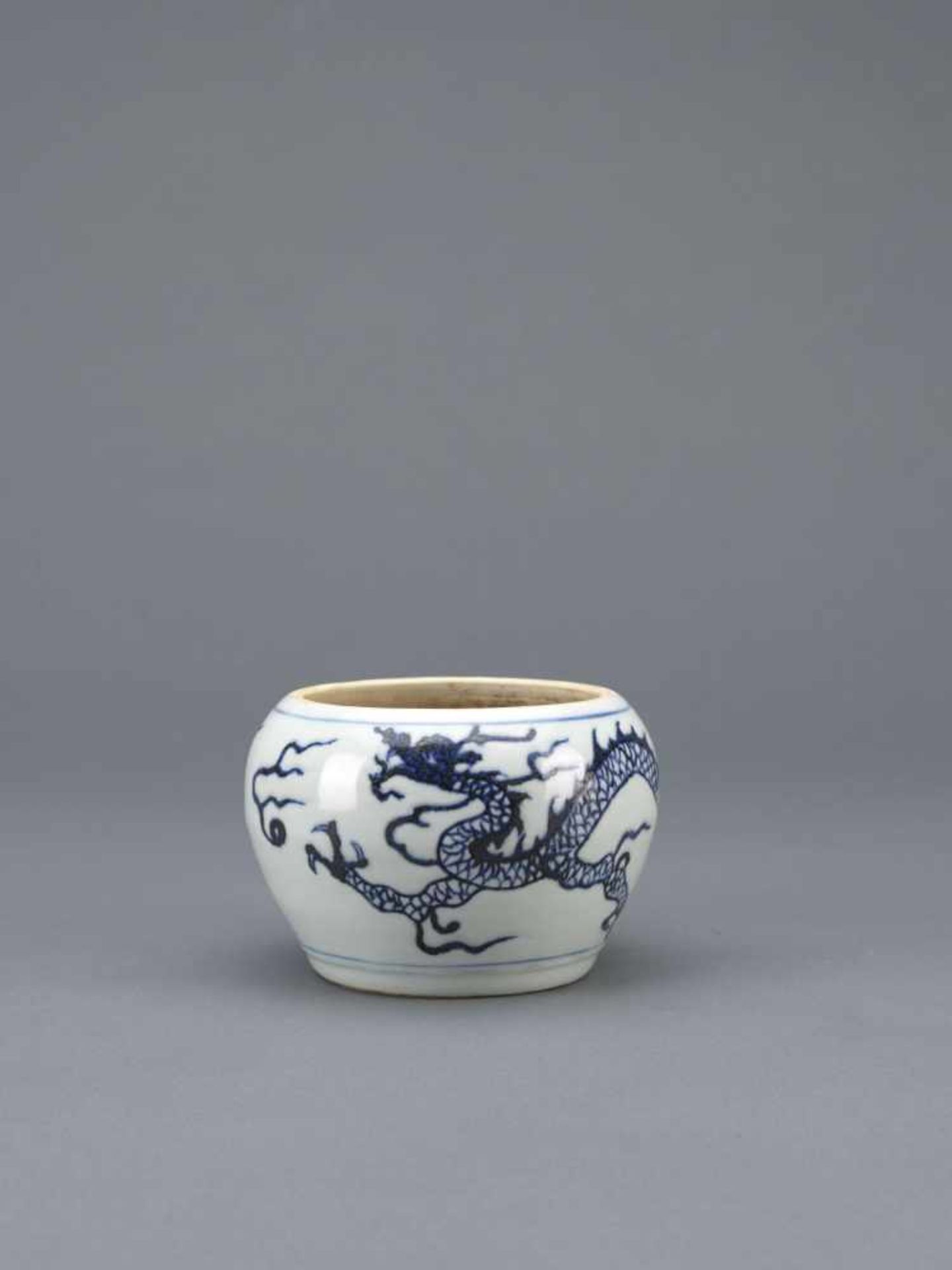 A BLUE AND WHITE 'DRAGON' BOWL,YUAN-EARLY MING DYNASTY.Blauweiß- „Drachen“-Schultertopf – China,