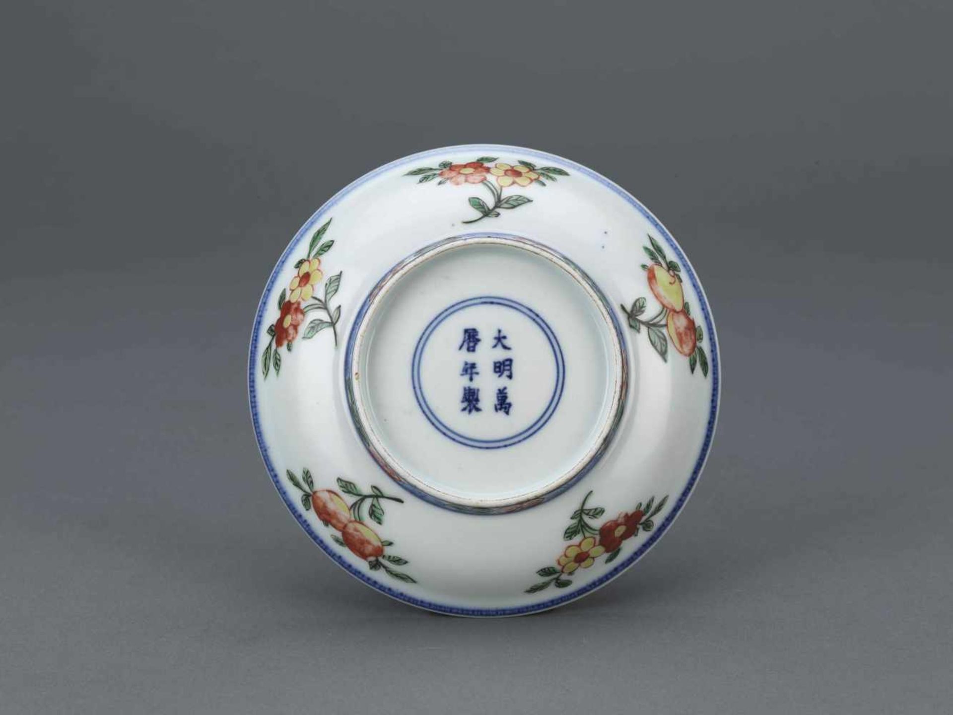 A WUCAI 'FIGURES' DISH,QING DYNASTY.Wucai - Teller - China, Ming-Dynastie, Wanli-Zeit (1573-1619), - Bild 3 aus 3