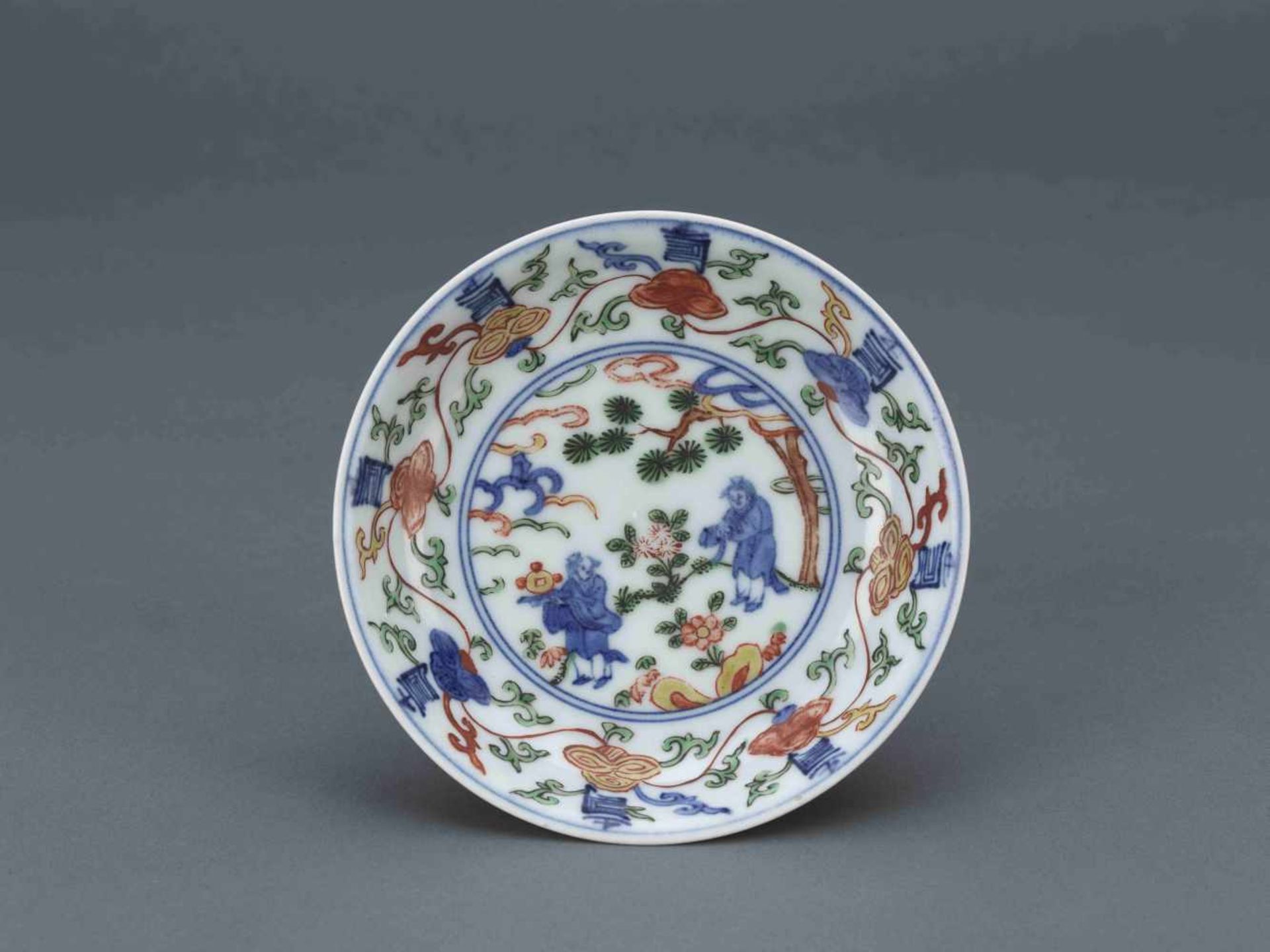 A WUCAI 'FIGURES' DISH,QING DYNASTY.Wucai - Teller - China, Ming-Dynastie, Wanli-Zeit (1573-1619),