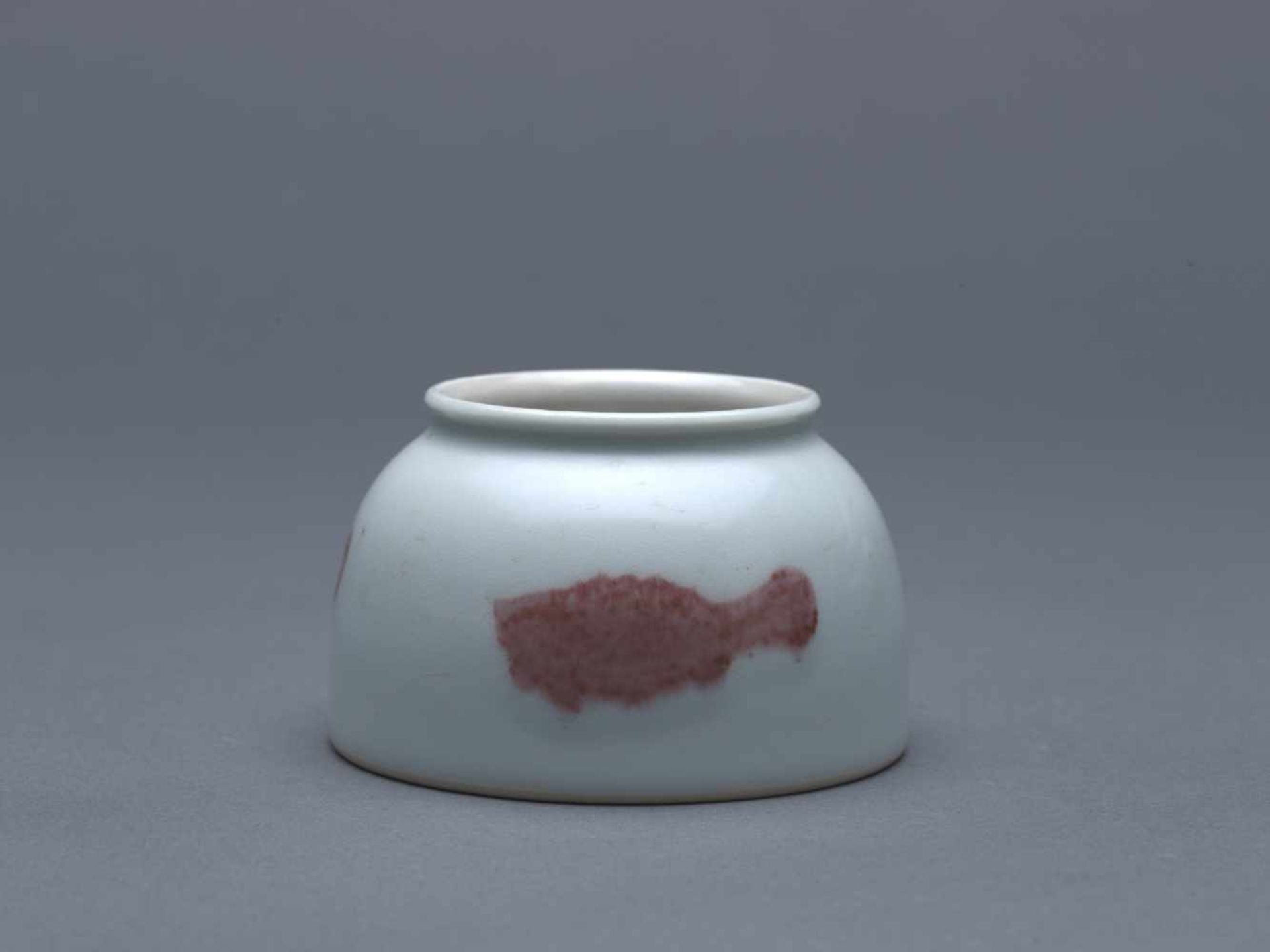 A COPPER-RED 'SANYU' WATERPOT,QING DYNASTY.„San Yu“-Tuschwassergefäß – China, Qing-Dynastie, neutral