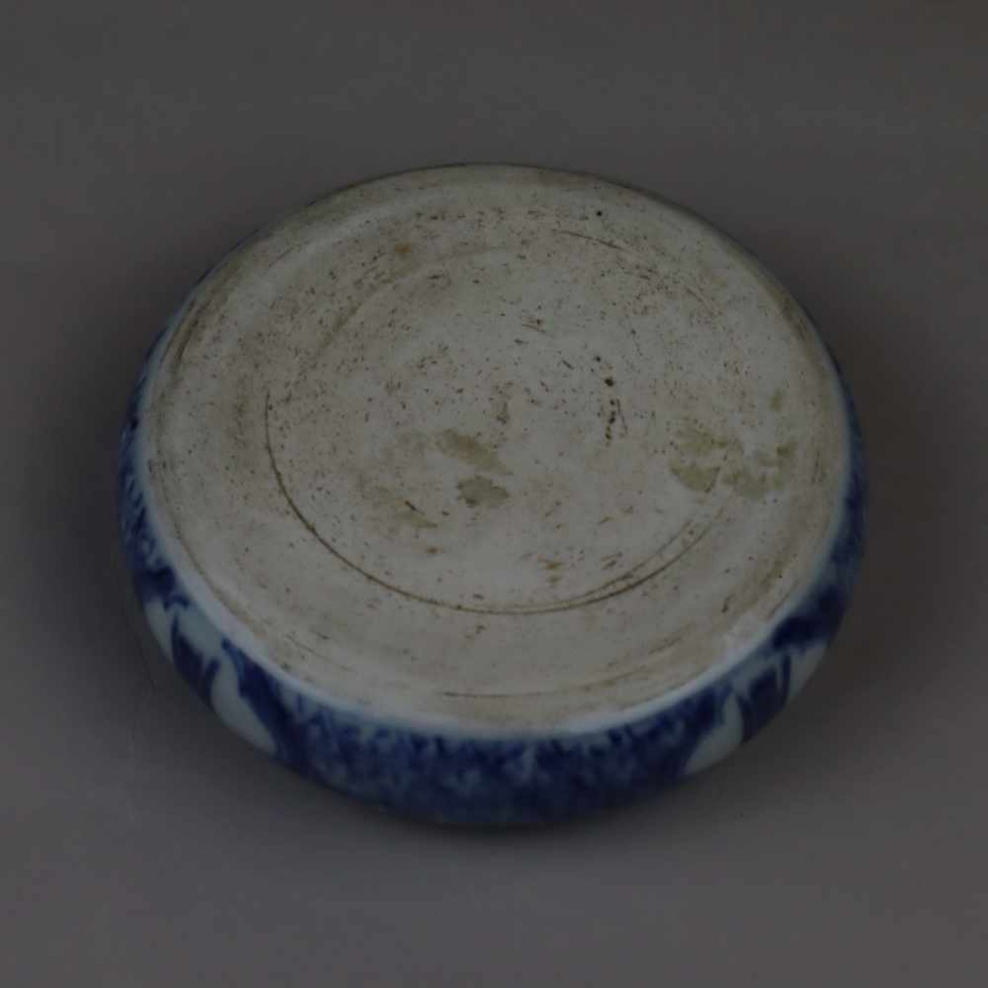 A BLUE AND WHITE 'FIGURES' PAPER WEIGHT,LATE QING DYNASTY.Blauweiß -Paperweight– China, Qing- - Bild 5 aus 5