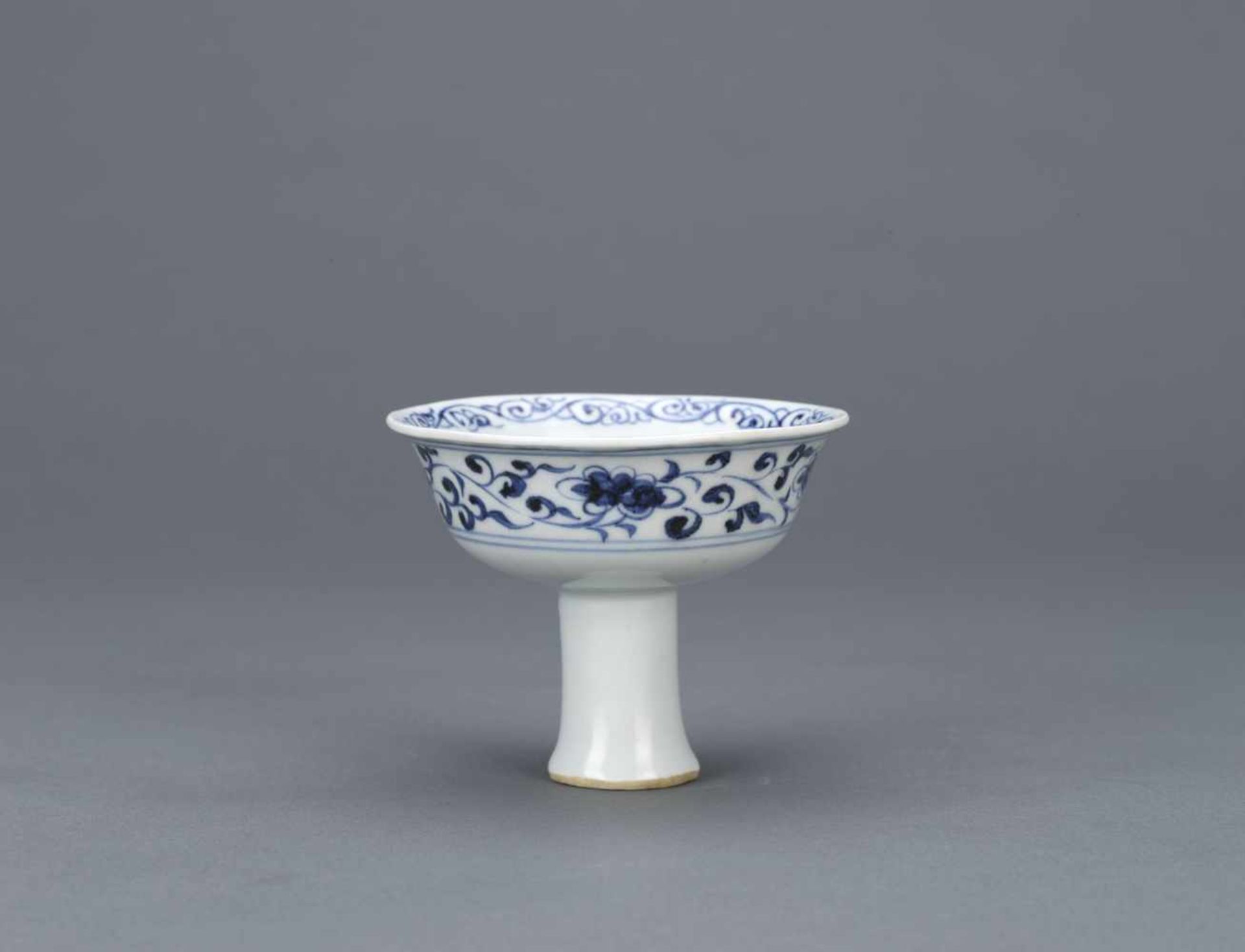 A Blue and White “Flower” Stem Cup - China, Yuan / Early Ming dynastyBlauweiß-Fußschale – China,