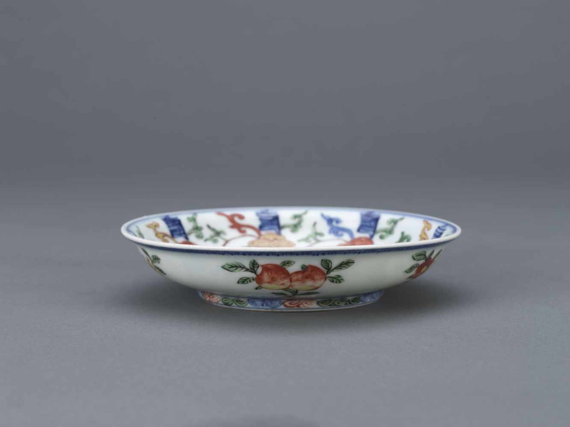 A WUCAI 'FIGURES' DISH,QING DYNASTY.Wucai - Teller - China, Ming-Dynastie, Wanli-Zeit (1573-1619), - Bild 2 aus 3