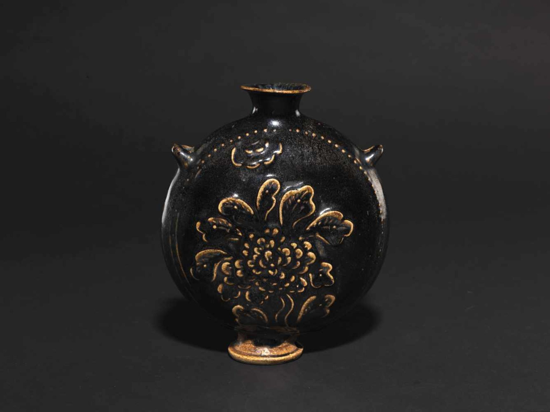 A CIZHOUYAO 'FLOWER' MOONFLASK,JIN DYNASTY. Cizhou-Pilgerflasche – China, Liao/Jin-Dynastie