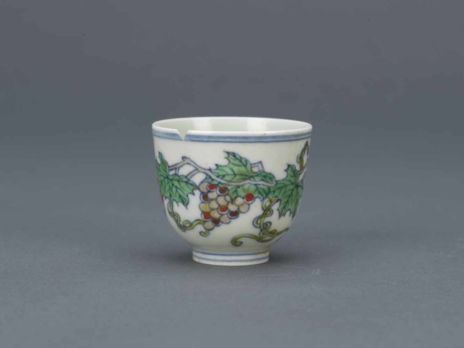 A Doucai "Grapes" Cup- China, Ming DynastyDoucai-Becher – China, Ming-Dynastie Chenghua (1465-1487),
