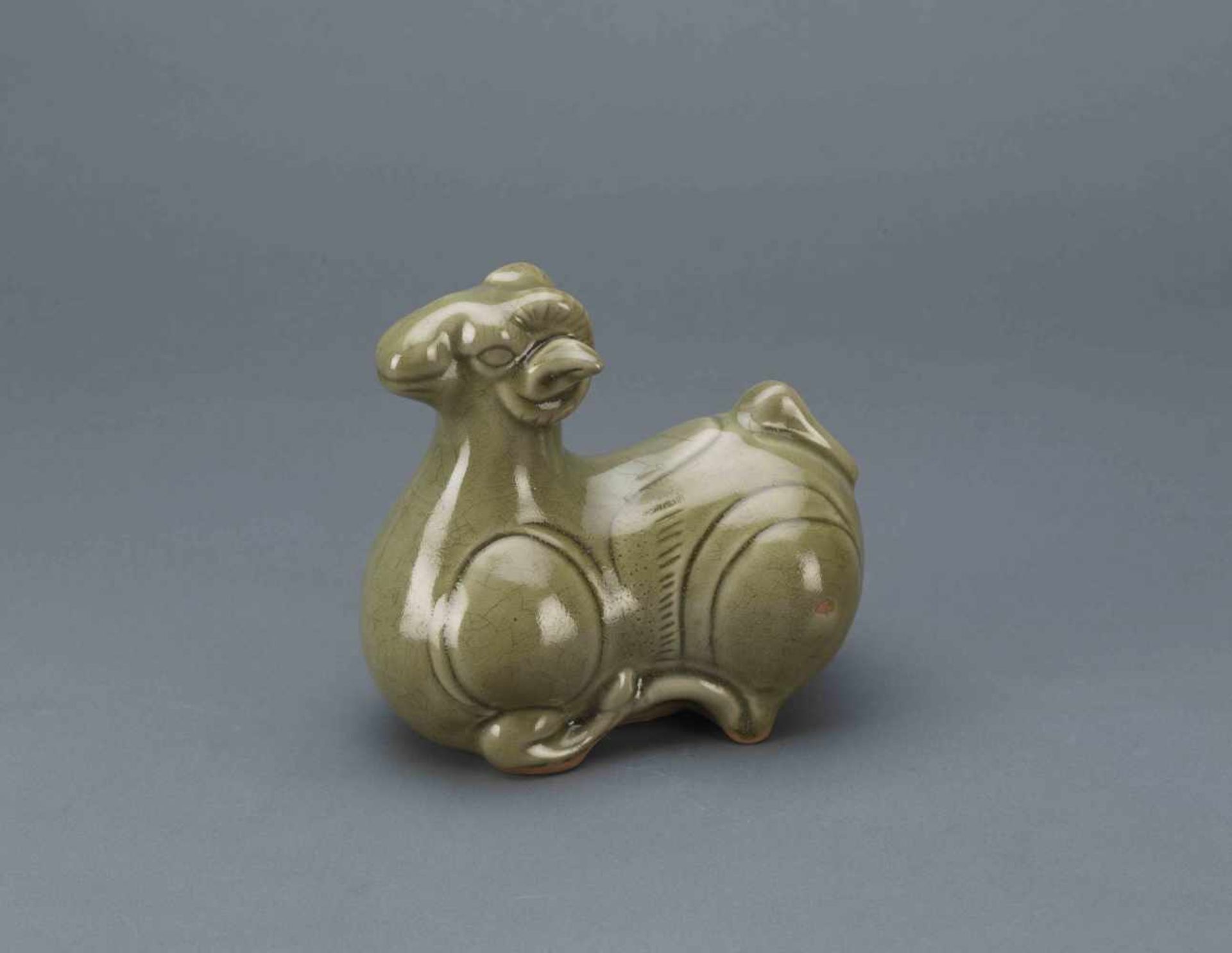 A GREEN-GLAZD SHEEP,MING DYNASTY. Widderfigur - China, Ming-Dynastie, gemodelte Figur eines