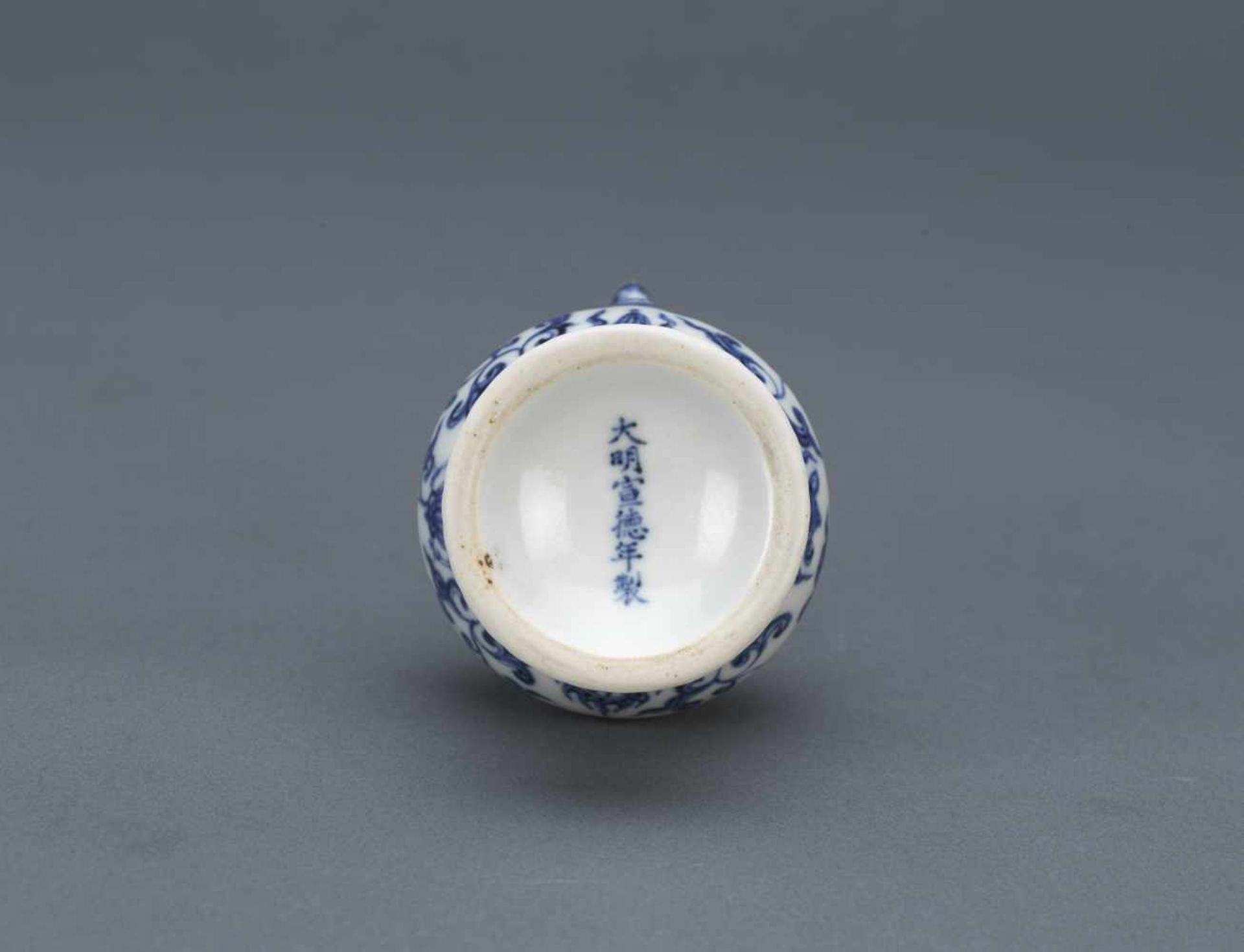 A BLUE AND WHITE 'BABAO' POT,MARK AND PERIOD OF XUANDE.Blauweiß –Tuschwassergefäß in „Kendi“-Form– - Bild 2 aus 2