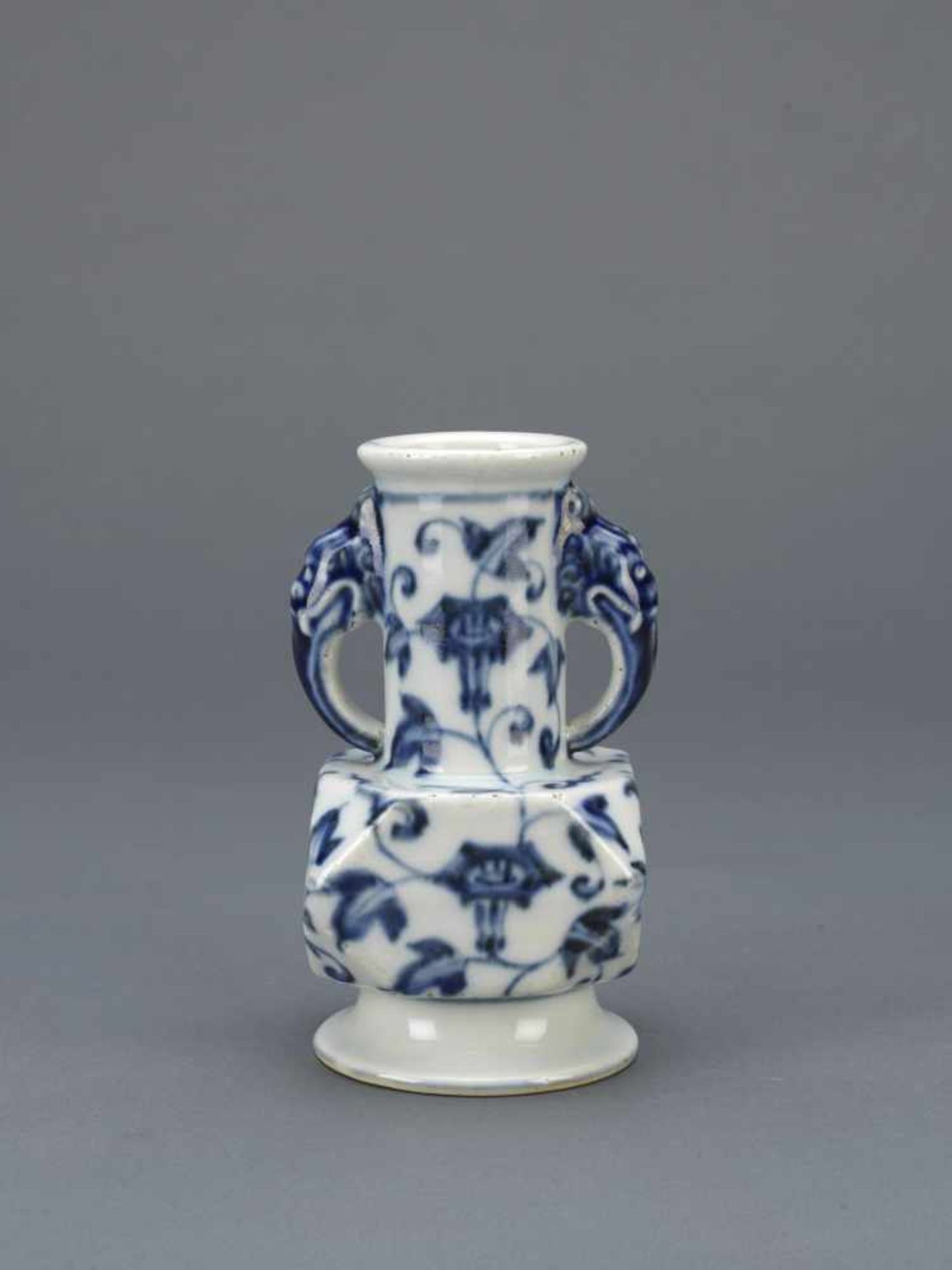 A BLUE AND WHITE VASE WITH DOUBLE EARS，MING DYNASTY.Blauweiß-Vase mit Prunkwindendekor – China,