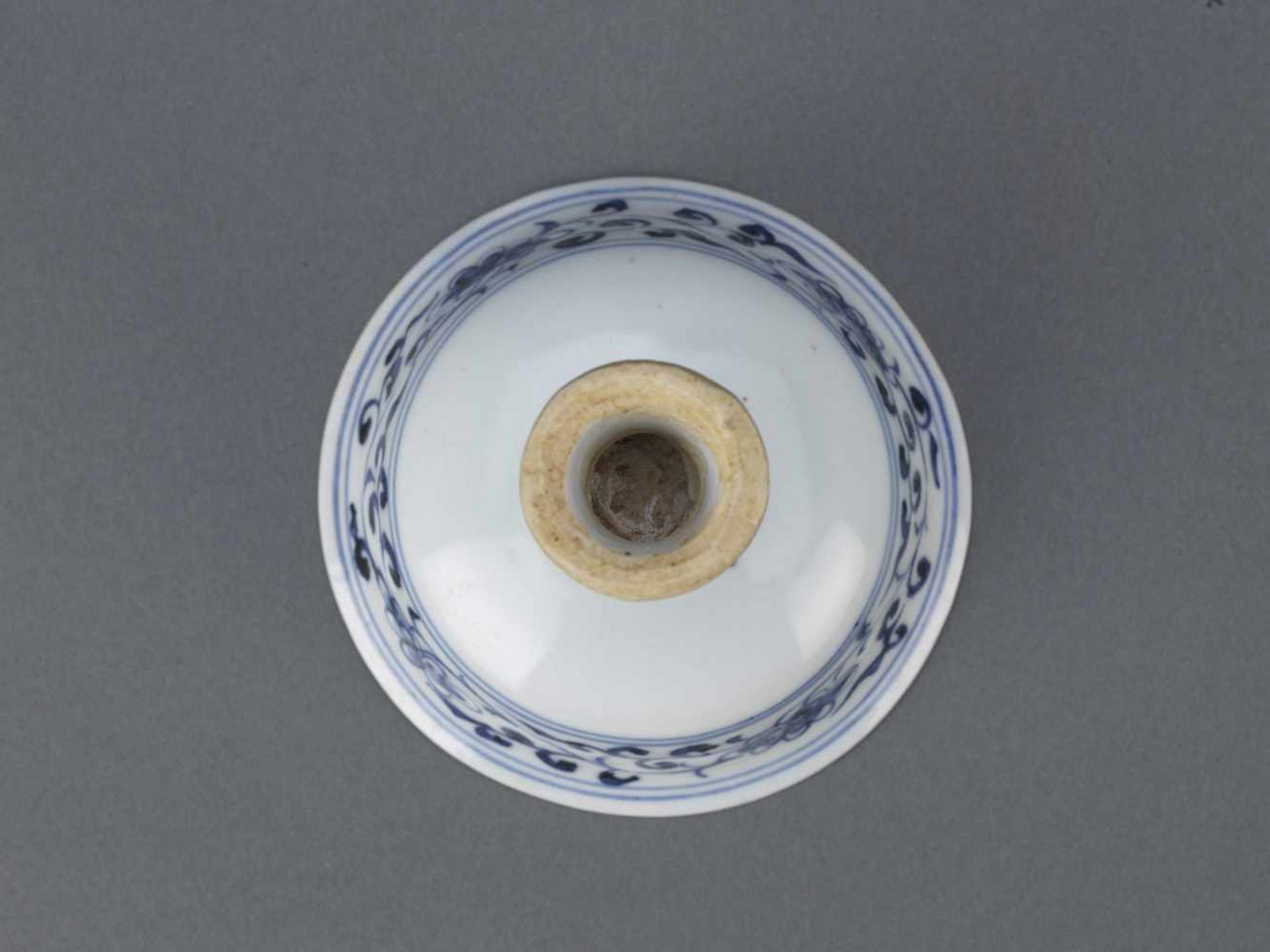 A Blue and White “Flower” Stem Cup - China, Yuan / Early Ming dynastyBlauweiß-Fußschale – China, - Bild 3 aus 3