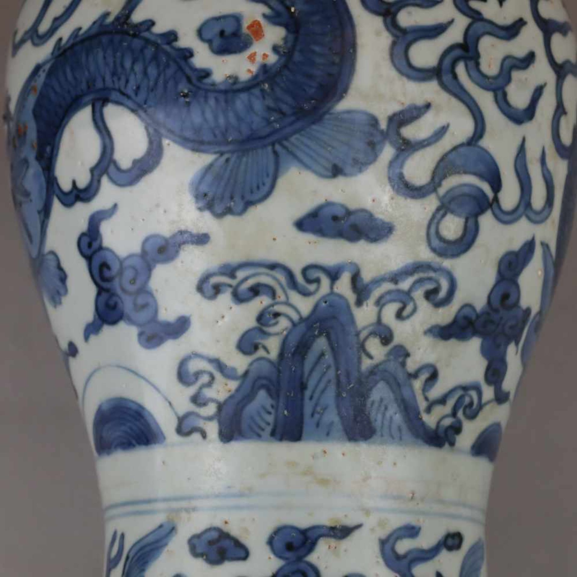 A BLUE AND WHITE 'DRAGON' MEIPING,MING DYNASTY.Blauweiß-„Drachen“-Meipingvase – China, späte Ming- - Bild 7 aus 9