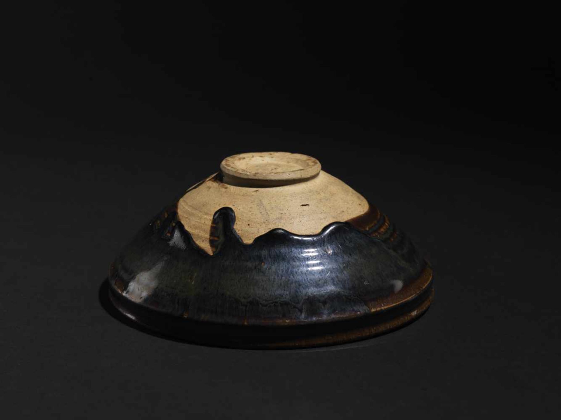 A BLACK-GLAZD BOWL,YUAN DYNASTY.Schale mit schwarzer Glasur – China, Yuan-Dynastie (1279-1368), - Bild 3 aus 3
