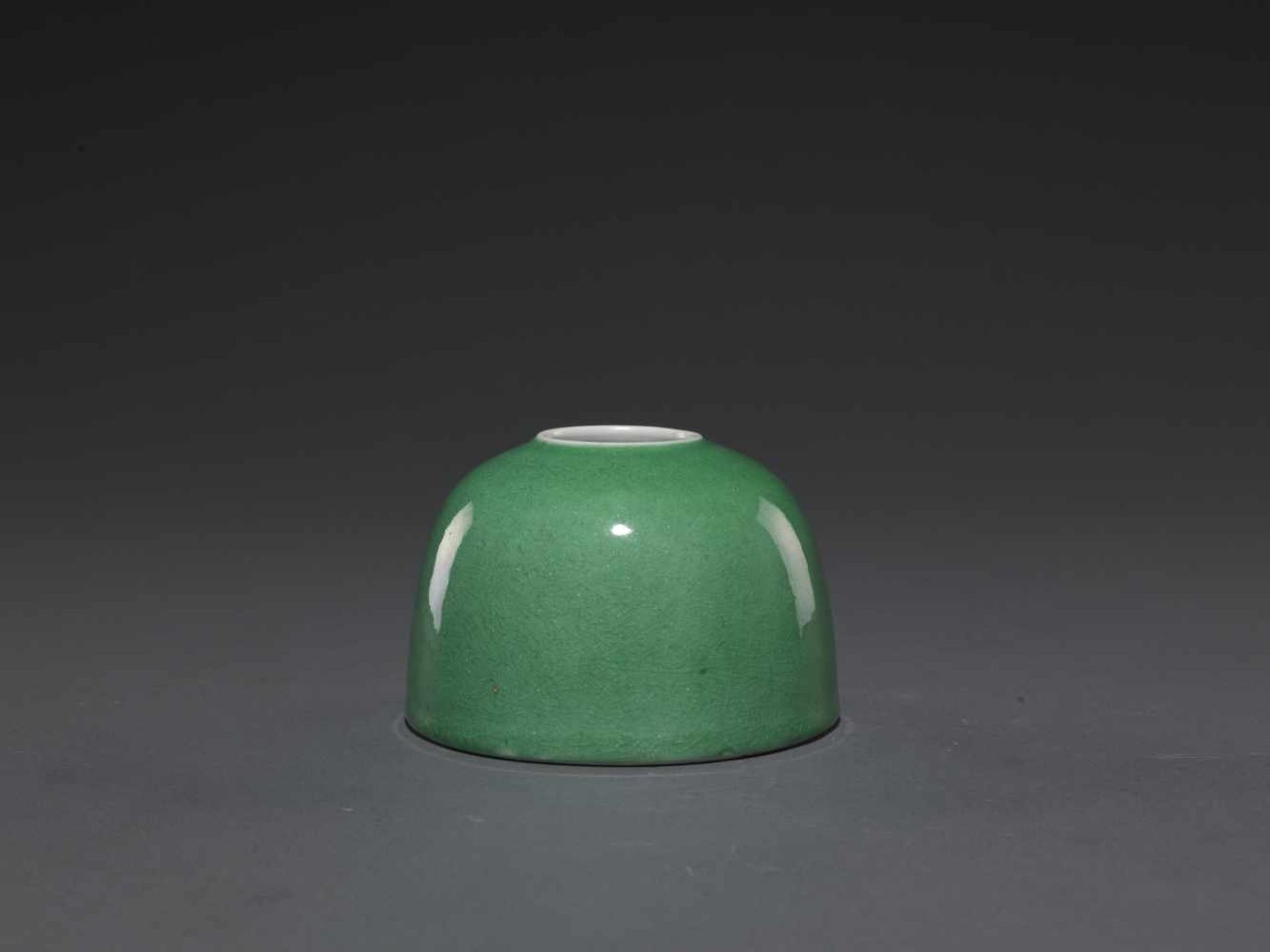 A GREEN-GLAZD WATERPOT,QING DYNASTY.Tuschwassergefäß – China, Qing-Dynastie, monochrome apfelgrüne