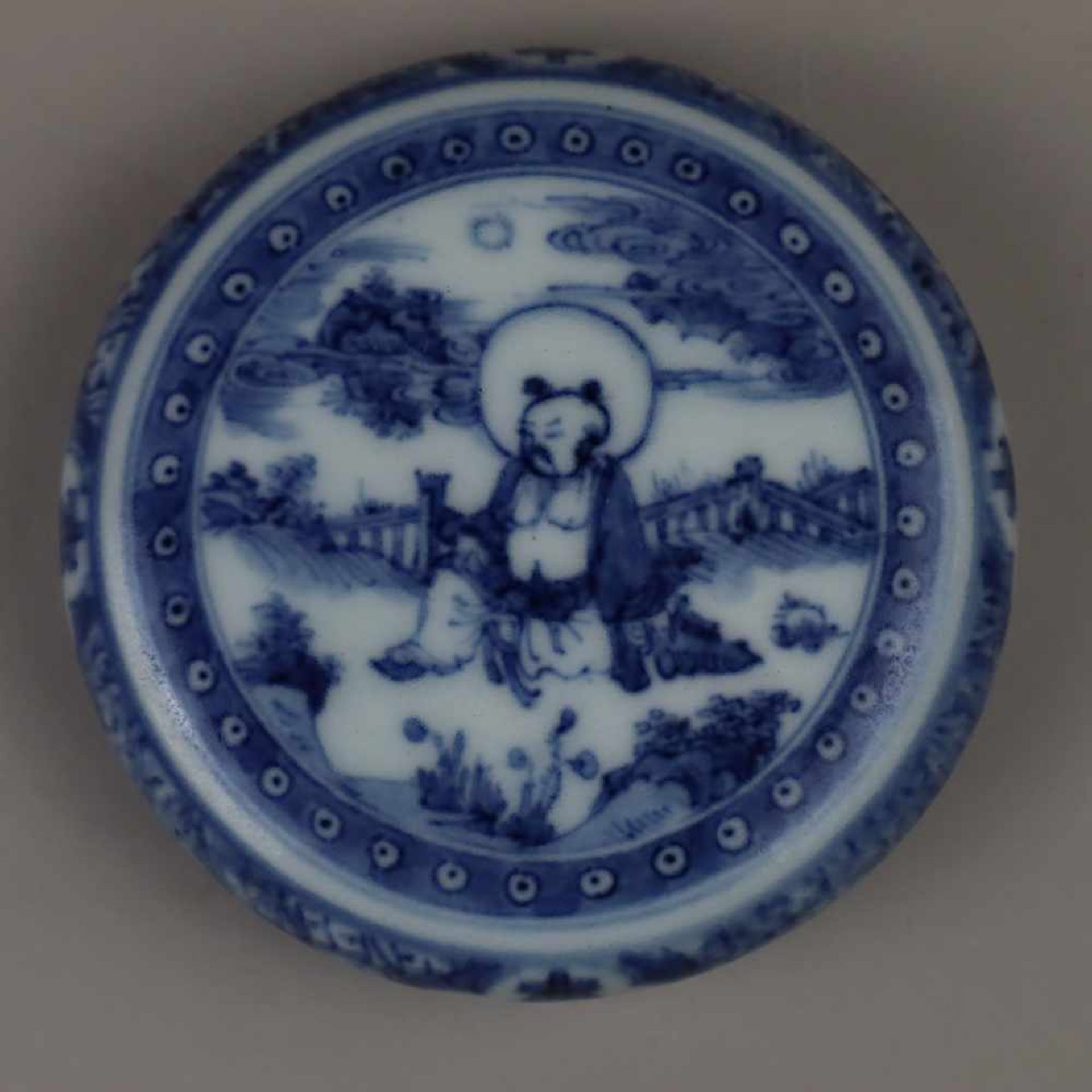 A BLUE AND WHITE 'FIGURES' PAPER WEIGHT,LATE QING DYNASTY.Blauweiß -Paperweight– China, Qing- - Bild 2 aus 5