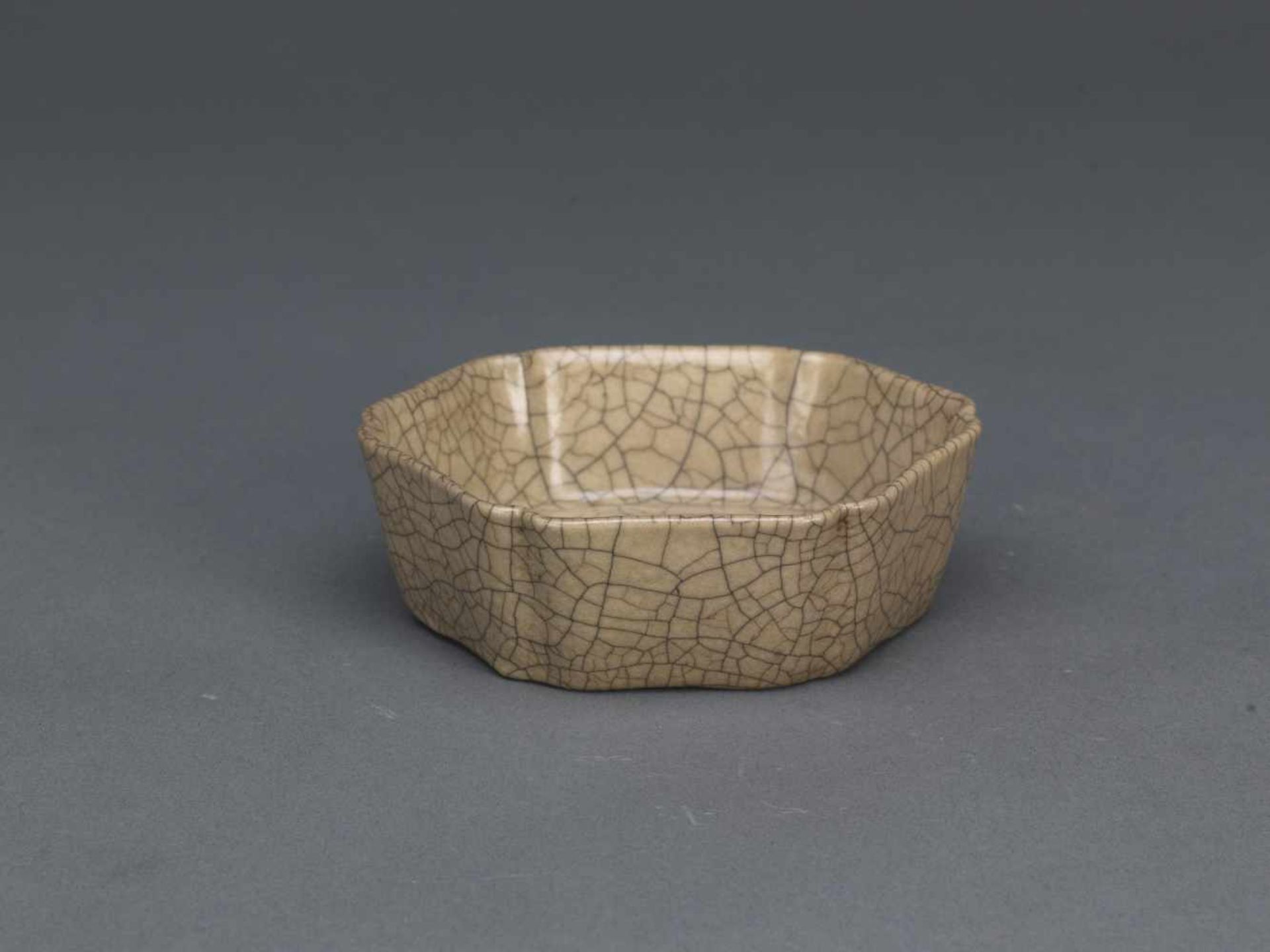 A GEYAO FLOWER SHAPE WASHER, MING DYNASTY OR EARLIER.Ge­Pinselwascher - China, frühe Ming--Dynastie,