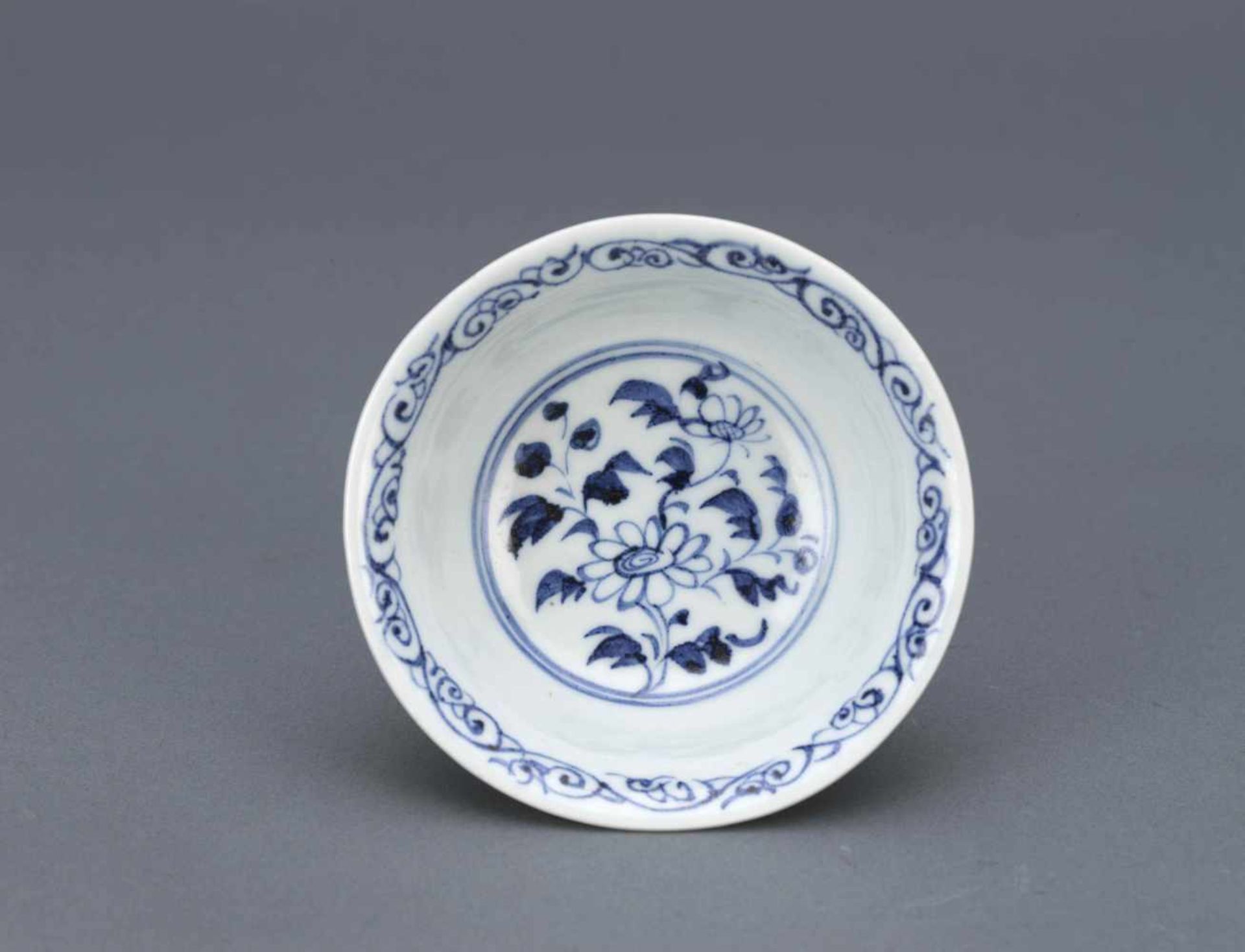 A Blue and White “Flower” Stem Cup - China, Yuan / Early Ming dynastyBlauweiß-Fußschale – China, - Bild 2 aus 3