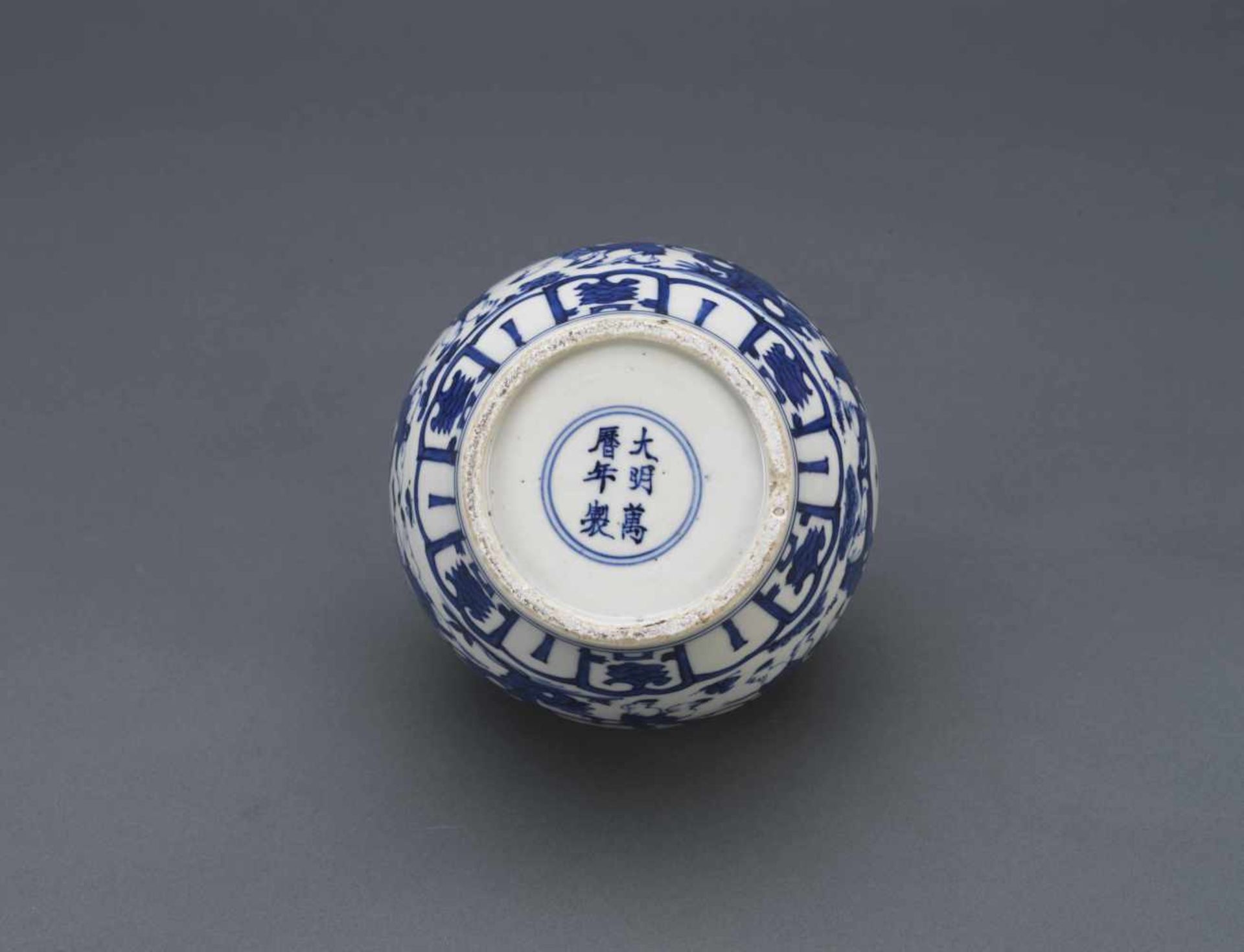 A BLUE AND WHITE 'CHILDREN PLAYING' JAR,MARK AND PERIOD OF WANLI. Blauweiß-Schultertopf – China, - Bild 2 aus 2