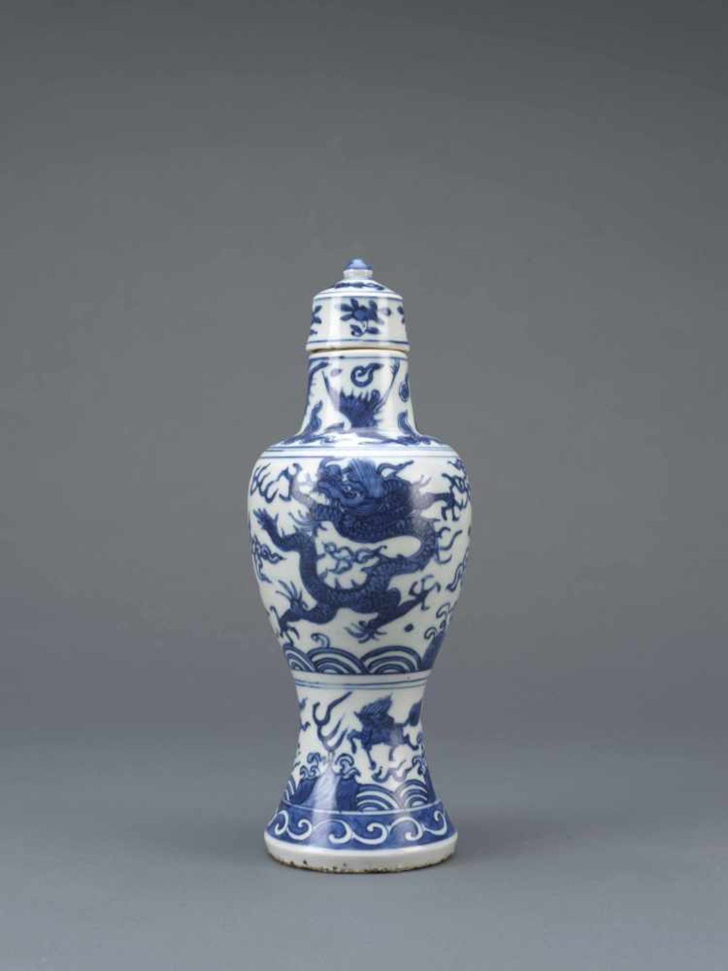 A BLUE AND WHITE 'DRAGON'VASE,MING DYNASTY.Blauweiß-Deckelvase – China, späte Ming-Dynastie, Wanli-