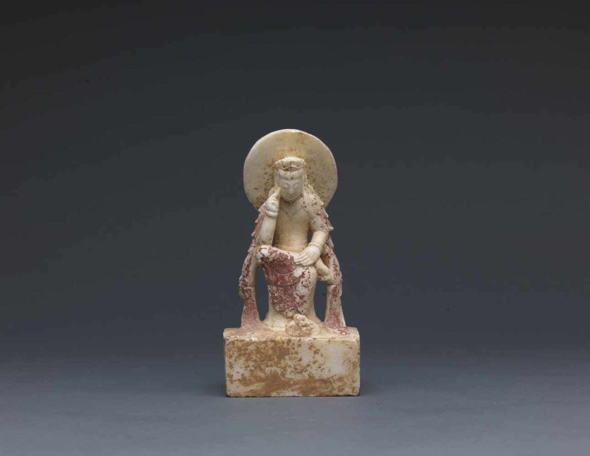 A WHITE STONE FIGURE OF BODHISATTVA,QING DYNASTY. Bodhisattva-Figur– China, Qing-Dynastie, wohl