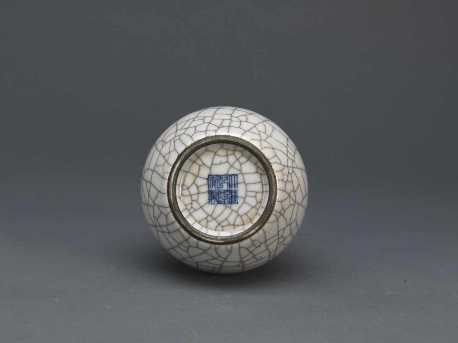 A GE-TYPE LOTUS SEED SHAPE JAR,QING DYNASTY.Kleine Vase im Guan-Stil - China, späte Qin-Dynastie, - Bild 2 aus 2