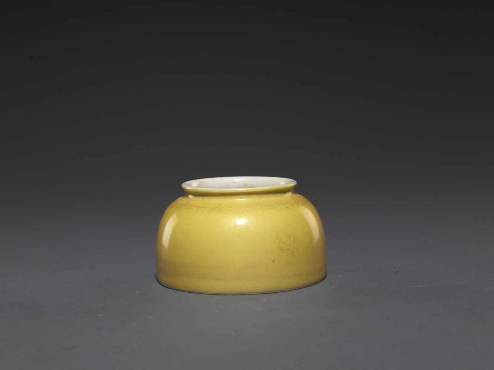 A YELLOW-GLAZD WATERPOT,MARK AND PERIOD OF KANGXI. Tuschwassergefäß – China, Qing-Dynastie,