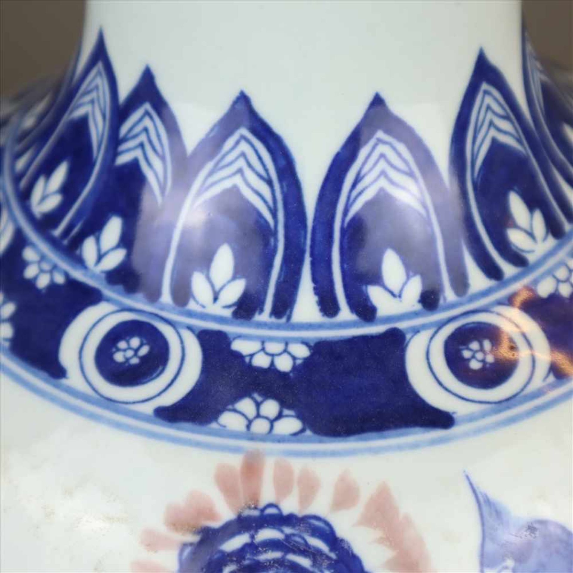 Balustervase - China, Bemalung in Unter-und Aufglasur mit Vogel auf blühendem Strauch sowie - Bild 2 aus 9