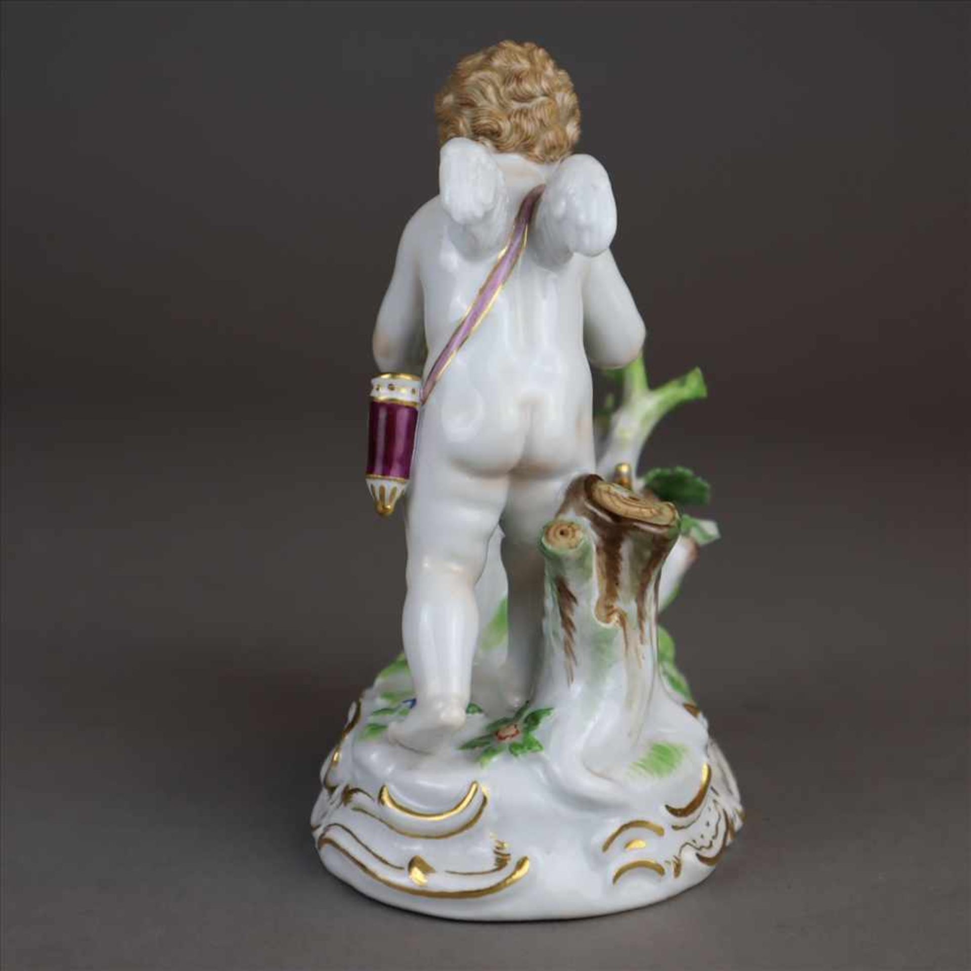 Porzellanfigur „Amor, Herzen belauschend”- Meissen, unterglasurblaue Schwertermarke, Modell-Nr. - Bild 3 aus 10