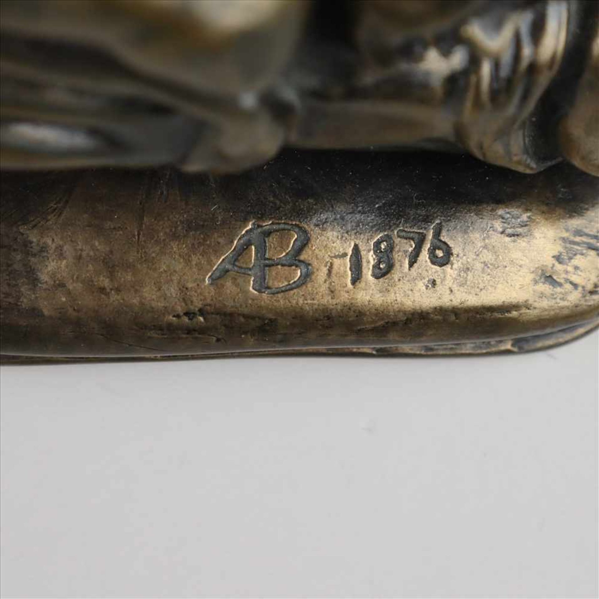 Erotische Bronzefigur - Die Umarmung,Bronze braun patiniert, auf dem Sockel vertieft monogrammiert - Bild 8 aus 9