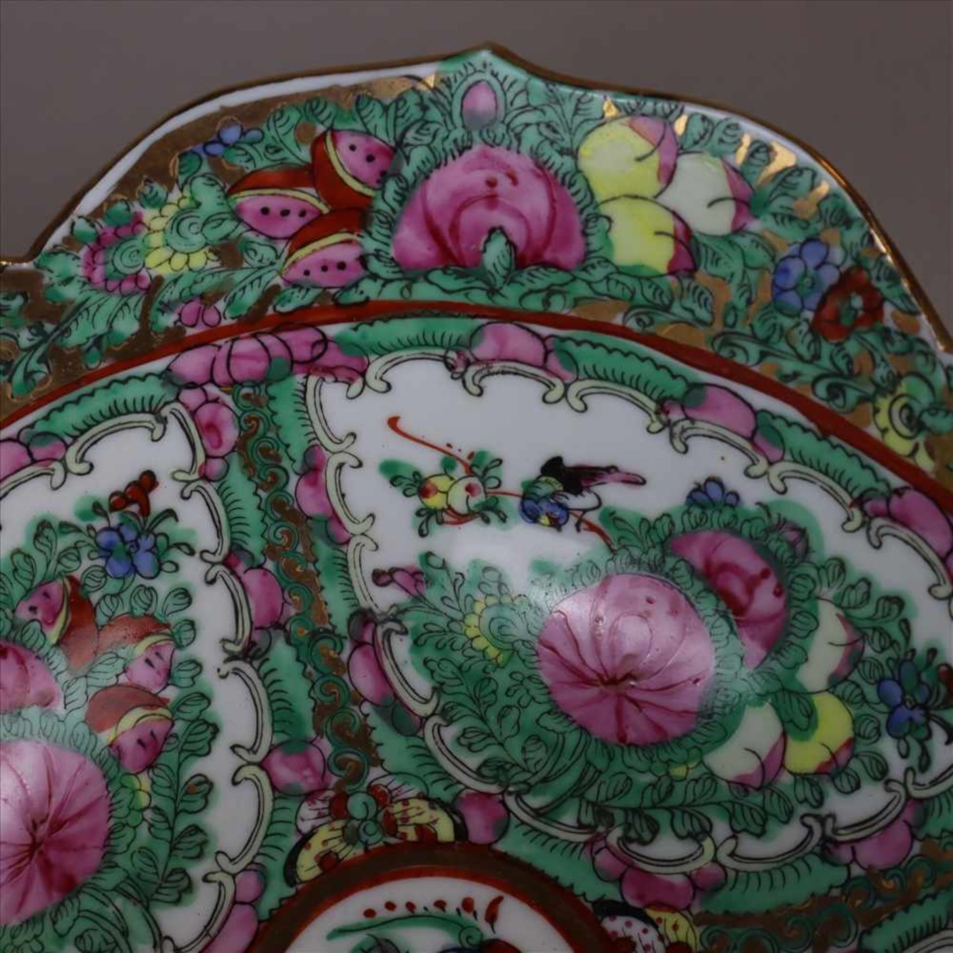 "Rose Medaillon"-Hutständer und -Schale - Porzellan, China 20.Jh., charakteristischer floraler Dekor - Bild 3 aus 11