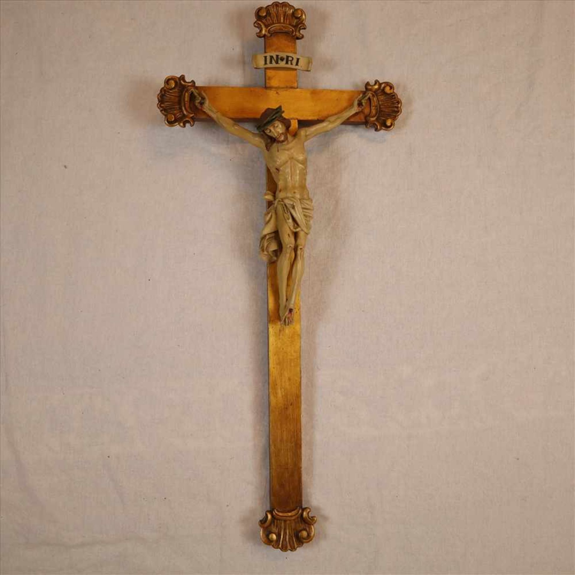 Kruzifix - Lang/Oberammergau, 20.Jh., Holz geschnitzt, farbig gefasst, Dreinageltypus, Wandkreuz mit