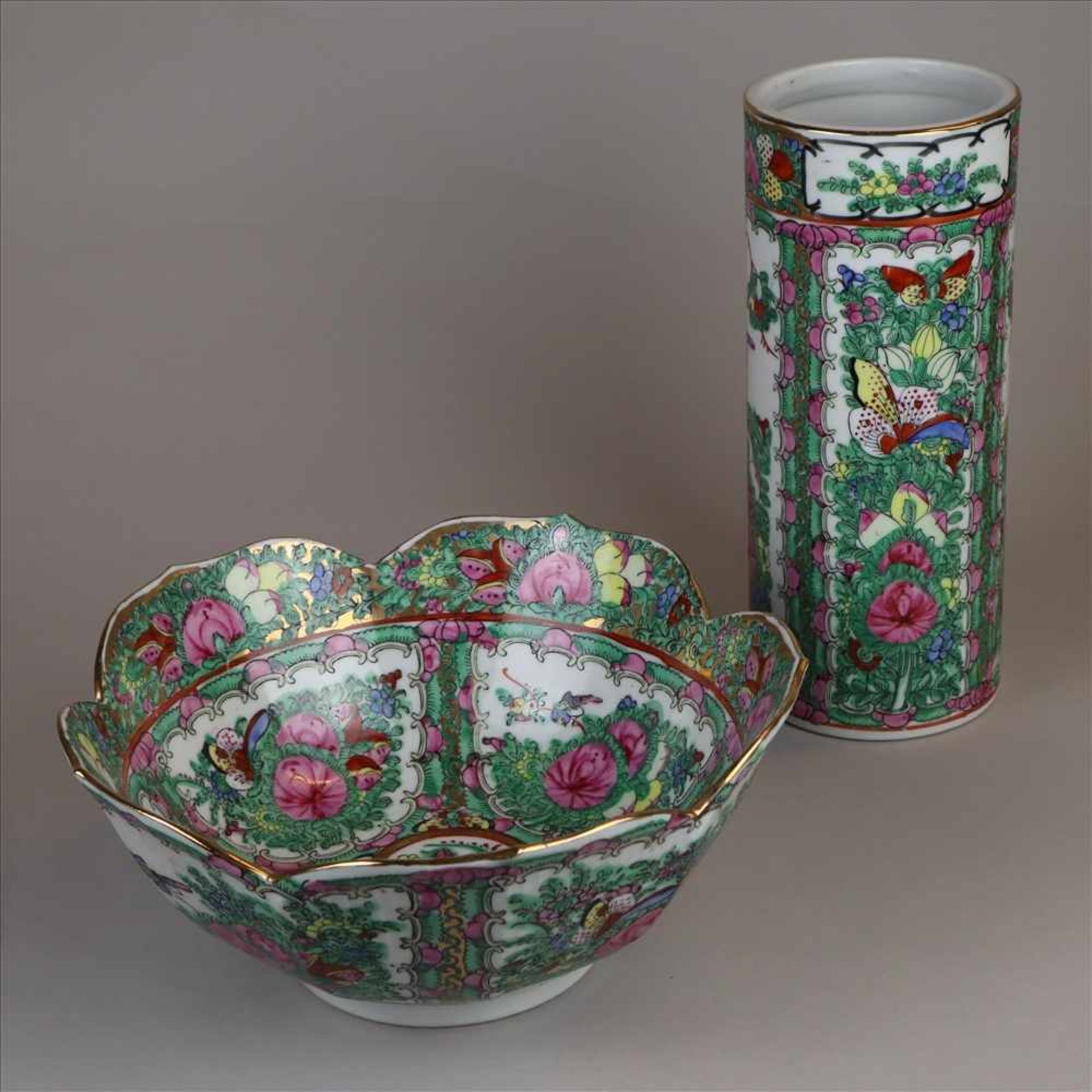 "Rose Medaillon"-Hutständer und -Schale - Porzellan, China 20.Jh., charakteristischer floraler Dekor