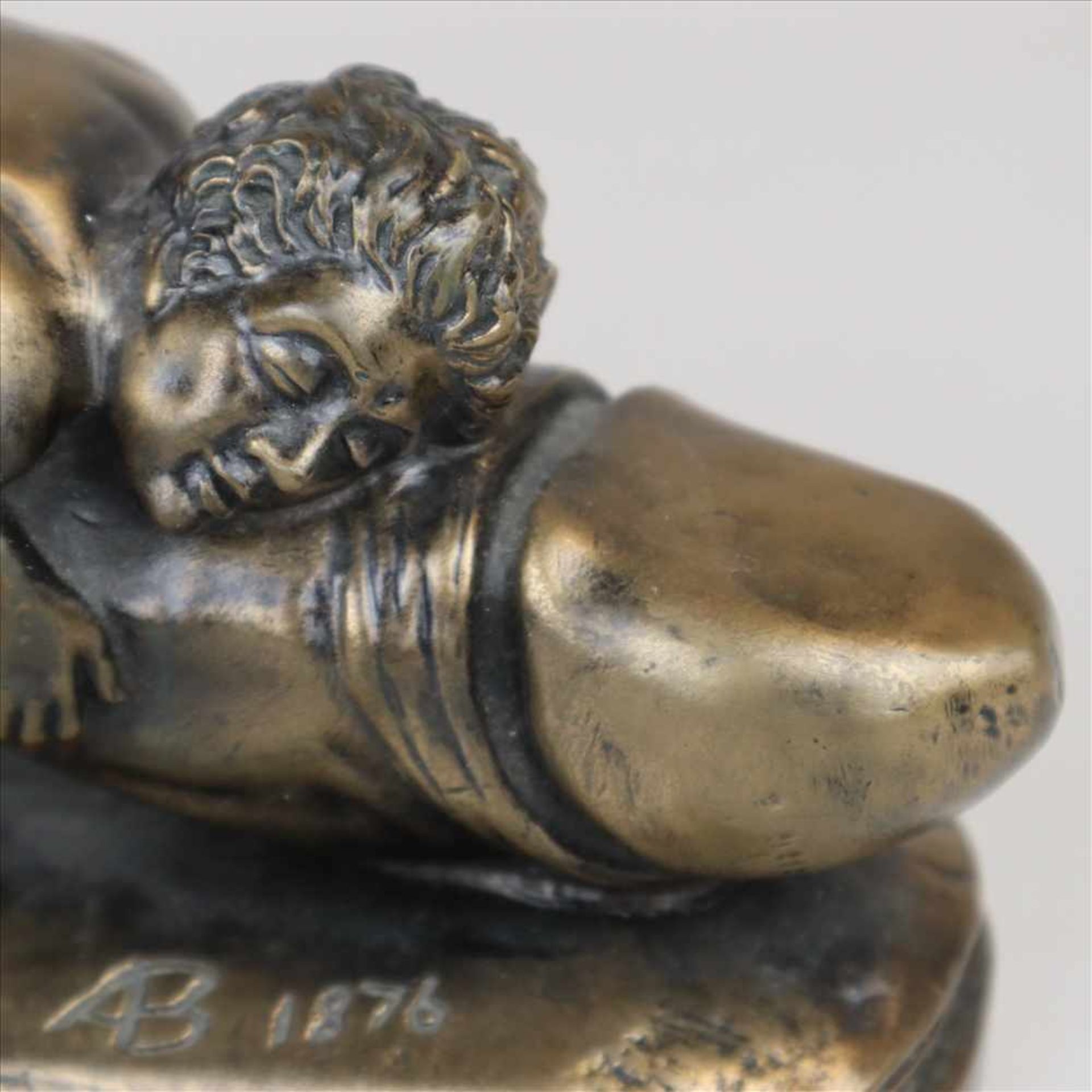 Erotische Bronzefigur - Die Umarmung,Bronze braun patiniert, auf dem Sockel vertieft monogrammiert - Bild 2 aus 9