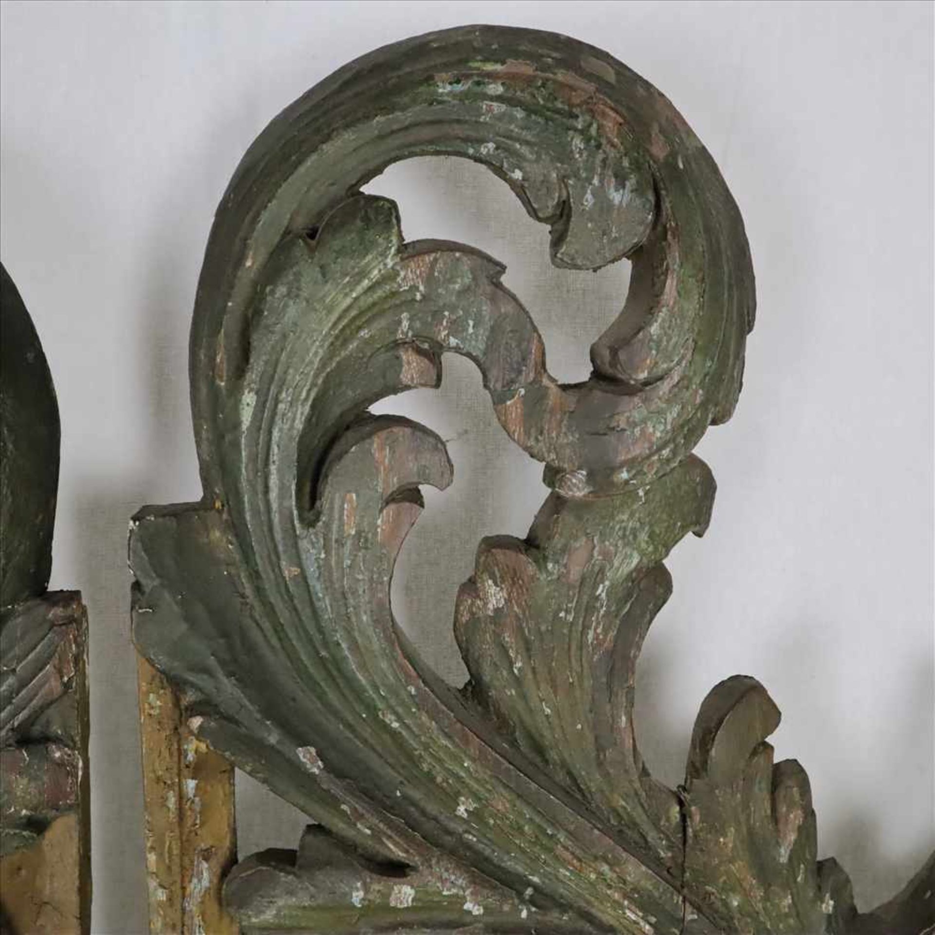 Flügelförmige Orgelzier - wohl 18.Jh, 2-tlg, Holz, geschnitzt, farbig gefast, durchbrochen - Bild 5 aus 9