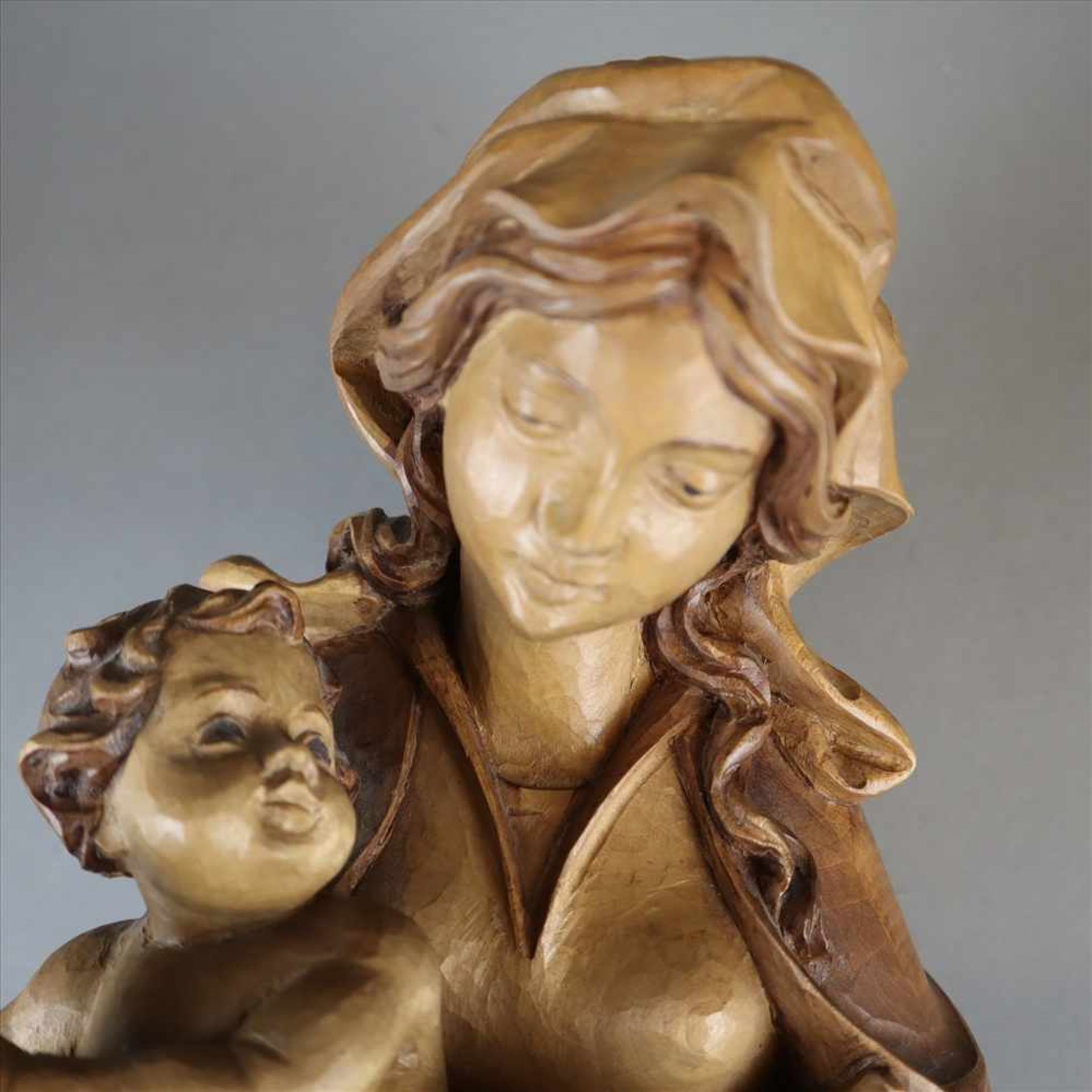 Holzfigur Madonna mit Kind - 20. Jahrhundert, wohl Südtirol, Holz, geschnitzt, Darstellung von Maria - Bild 2 aus 7