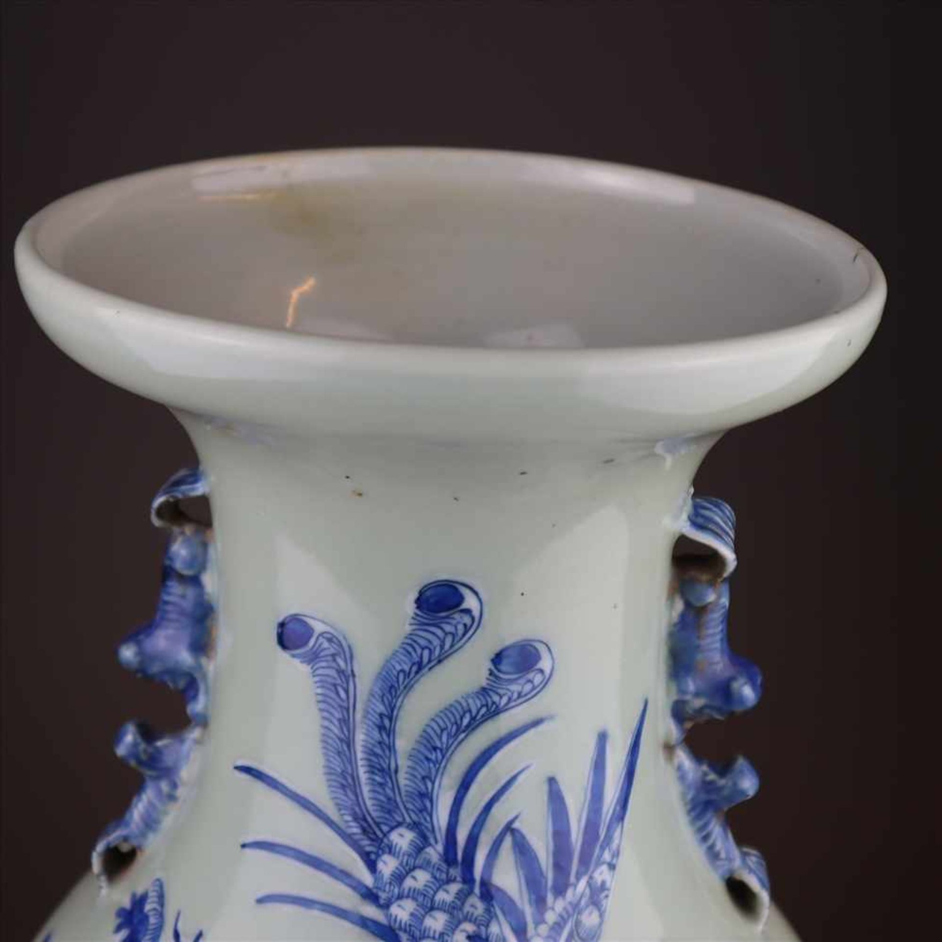 Bodenvase - China, Porzellan mit Blau-Weiß Dekor auf Seladongrund, schauseitig Floraldekor mit - Bild 2 aus 8