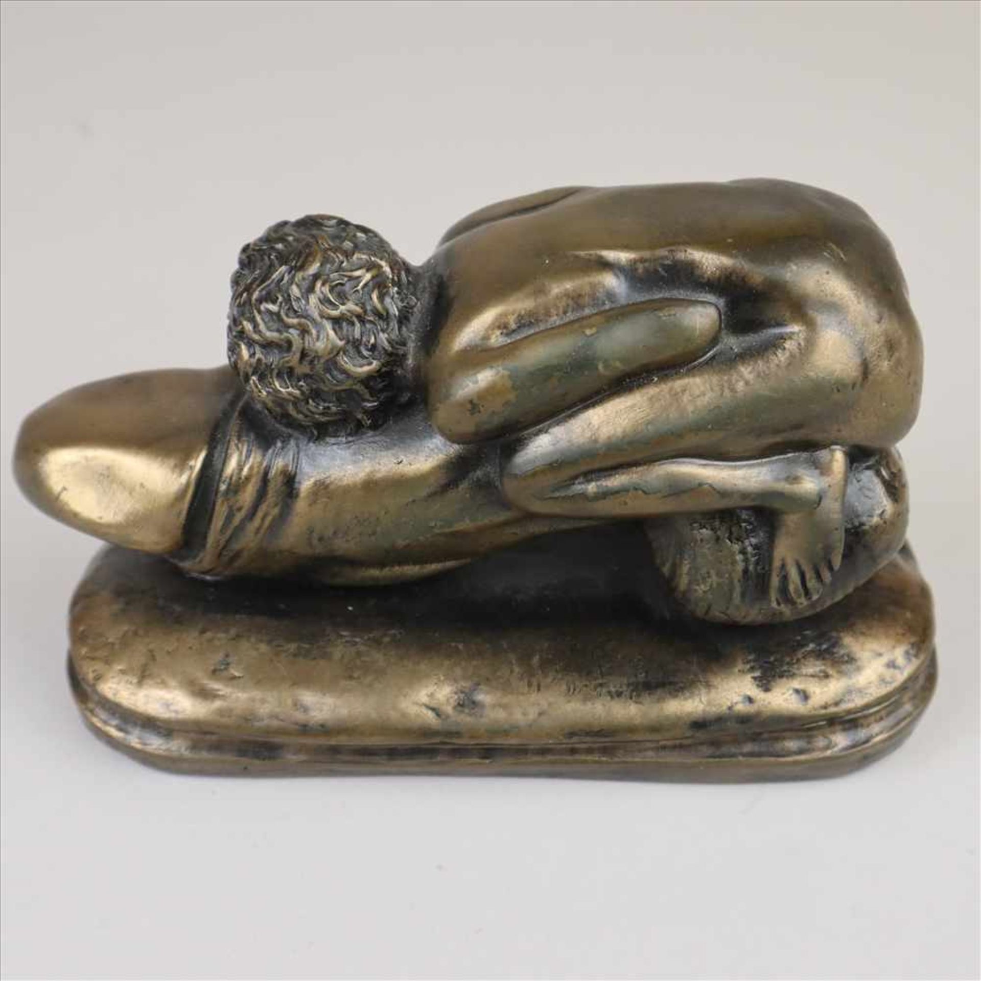 Erotische Bronzefigur - Die Umarmung,Bronze braun patiniert, auf dem Sockel vertieft monogrammiert - Bild 7 aus 9