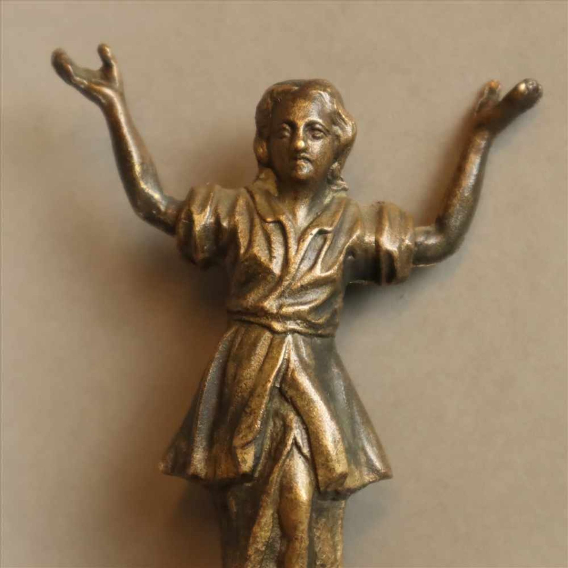 Kleine Figurine - 19.Jh., Bronze, Mädchen mit erhobenen Armen, braun patiniert, auf runder Plinthe - Bild 3 aus 5