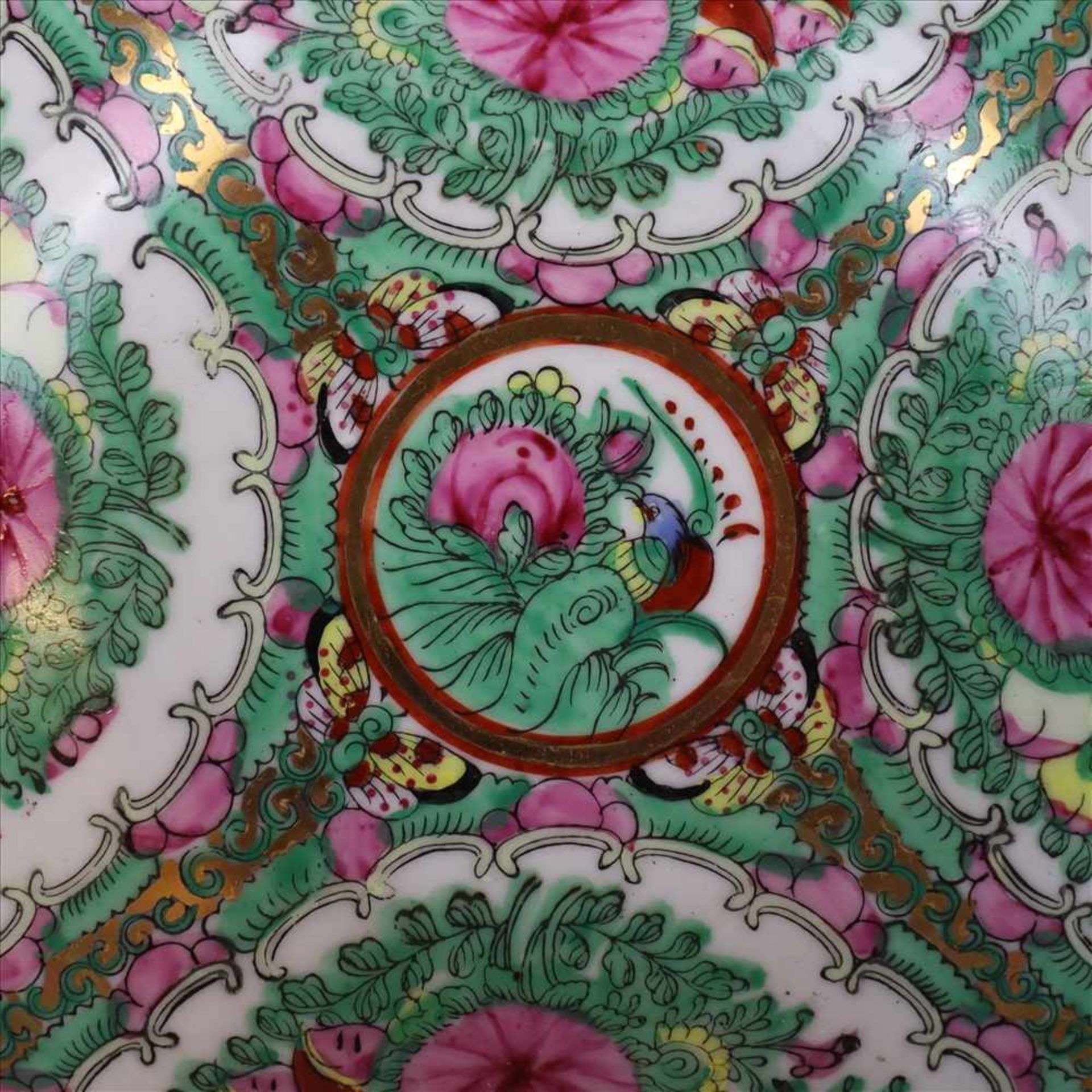 "Rose Medaillon"-Hutständer und -Schale - Porzellan, China 20.Jh., charakteristischer floraler Dekor - Bild 5 aus 11