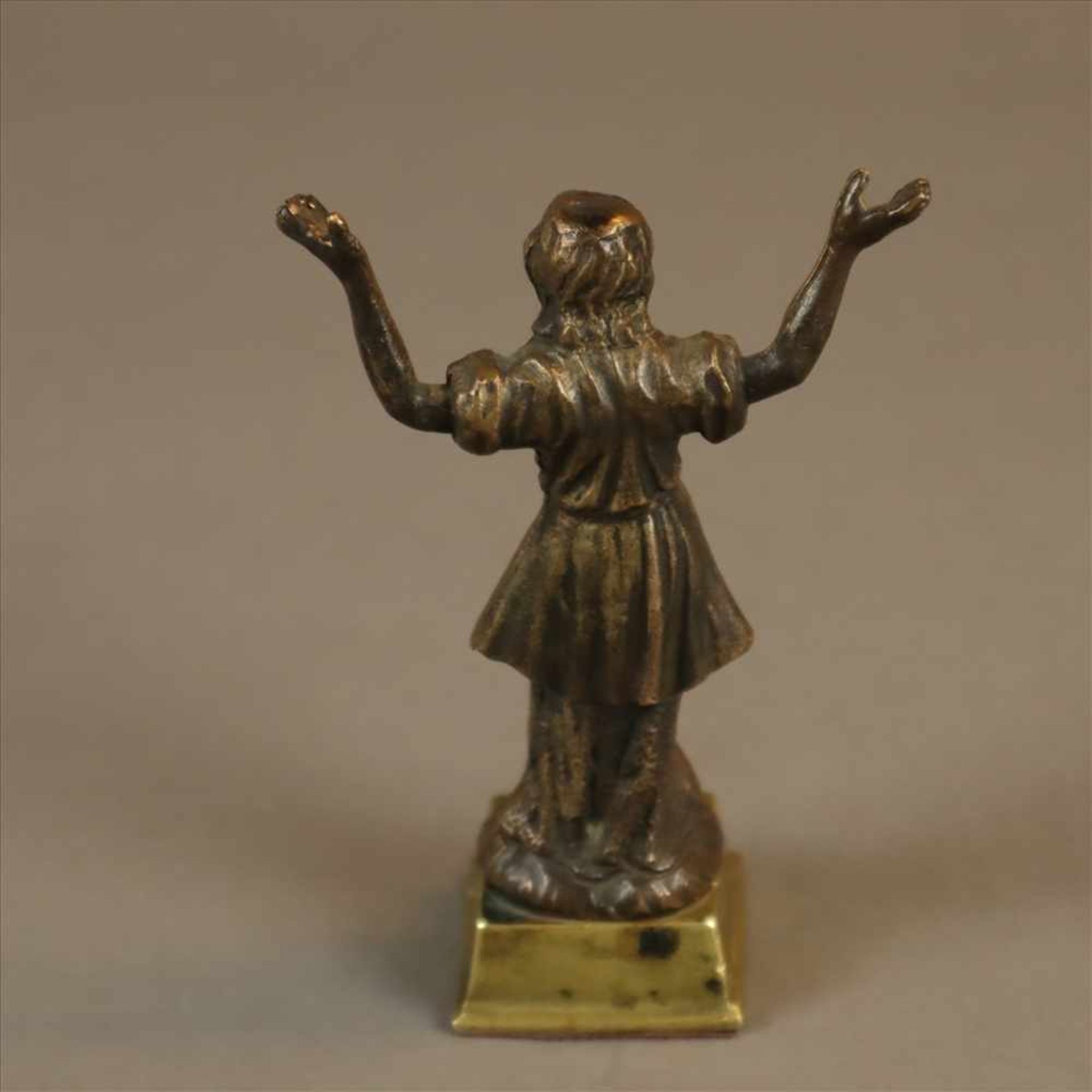 Kleine Figurine - 19.Jh., Bronze, Mädchen mit erhobenen Armen, braun patiniert, auf runder Plinthe - Bild 2 aus 5