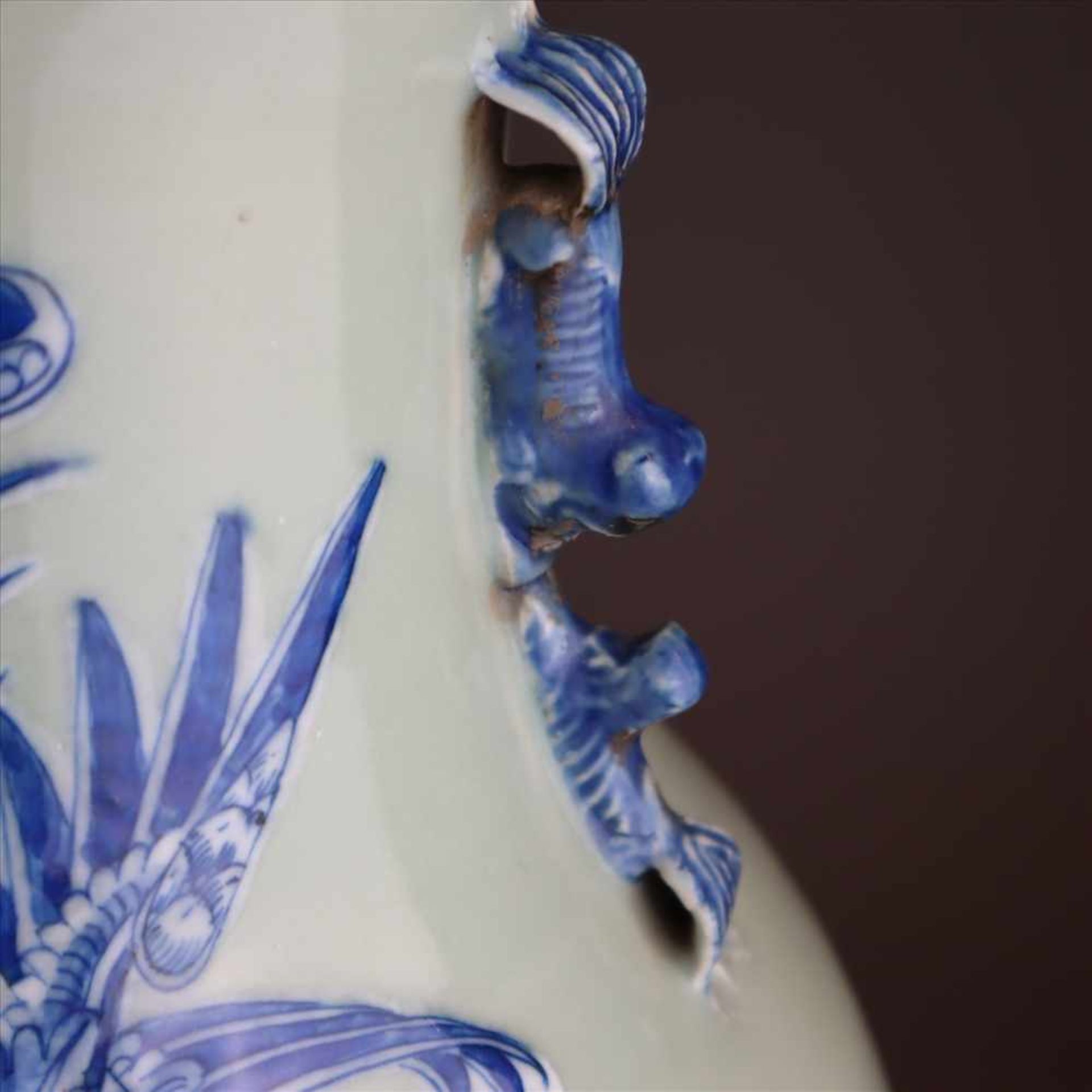 Bodenvase - China, Porzellan mit Blau-Weiß Dekor auf Seladongrund, schauseitig Floraldekor mit - Bild 4 aus 8